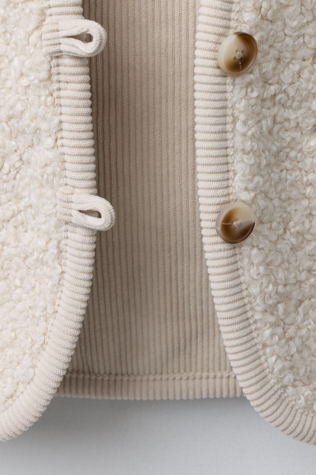 CONTRAST CORDUROY AND FAUX SHEARLING WAISTCOAT - Zara фото 6