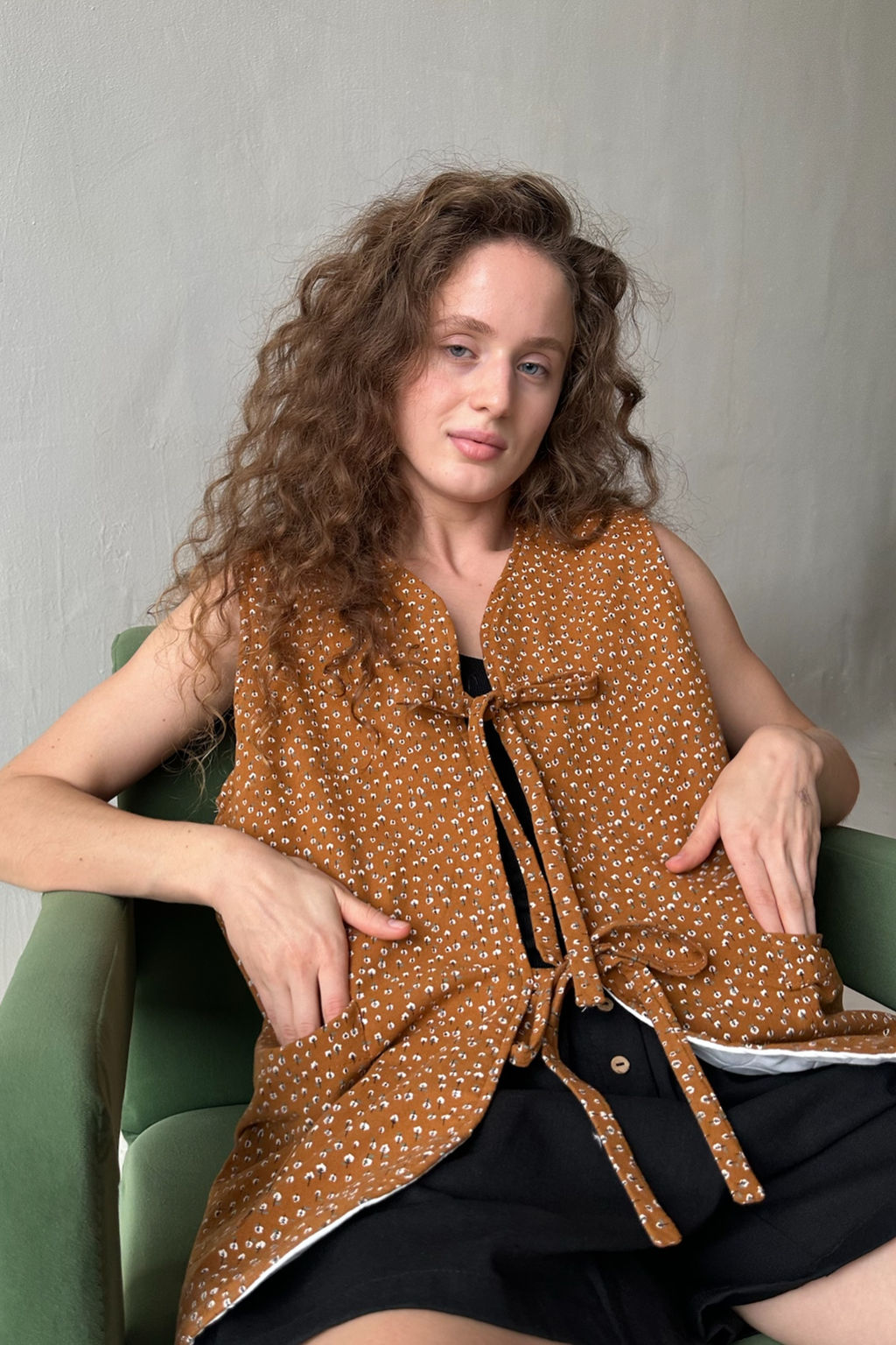 Жилет стеганый HOME109/01/Коричневый, белый