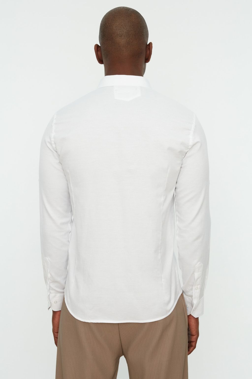 TRENDYOL MAN Beyaz Super Slim Fit Dugmeli Yaka Kulplu Apoletli Kolay Utulenebilir Gomlek TMNSS22GO0091 - Trendyolmilla фото 6