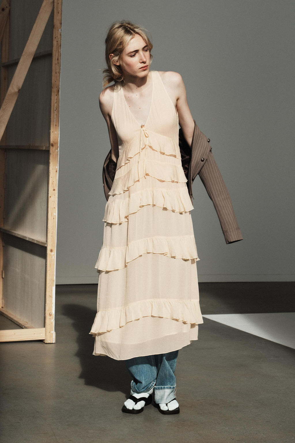 VESTIDO MIDI VOLANTES / Crema