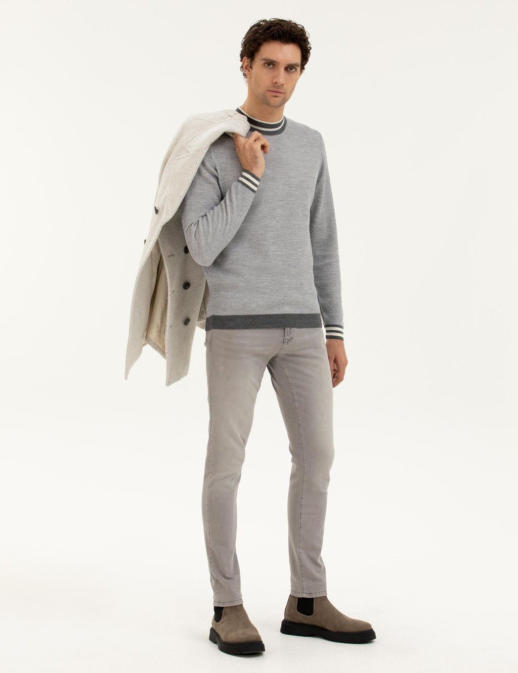 Светло-серый приталенный трикотажный свитер с круглым вырезом - Cacharel фото 4