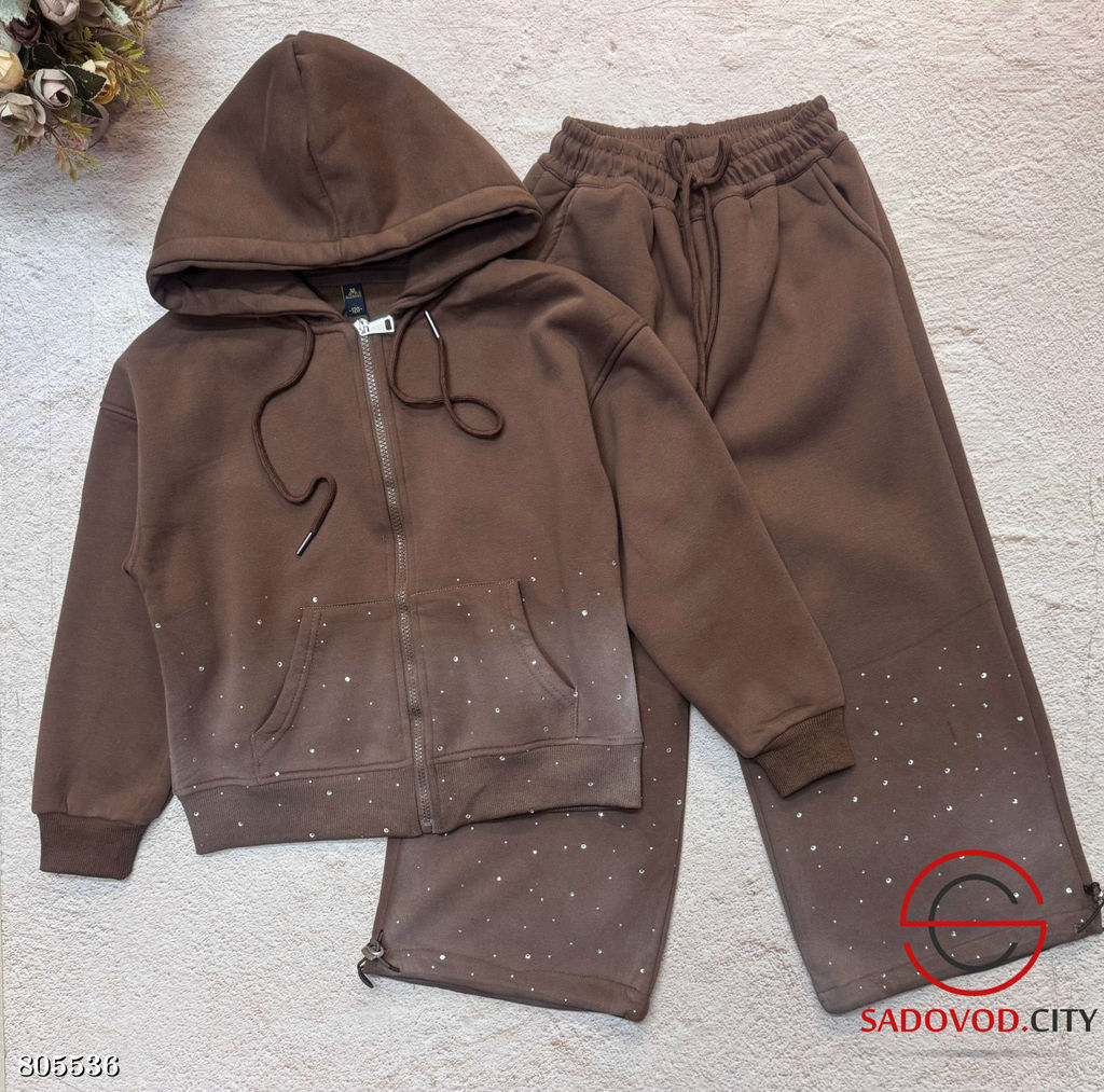Спортивный костюм со стразами
