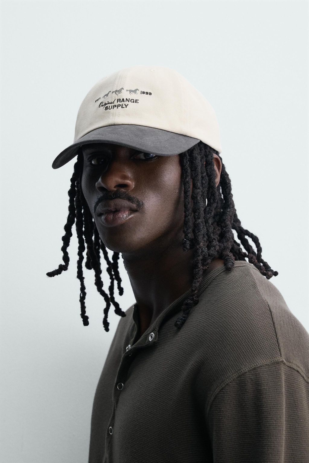 GORRA BORDADO COMBINADO / Crudo / Marino