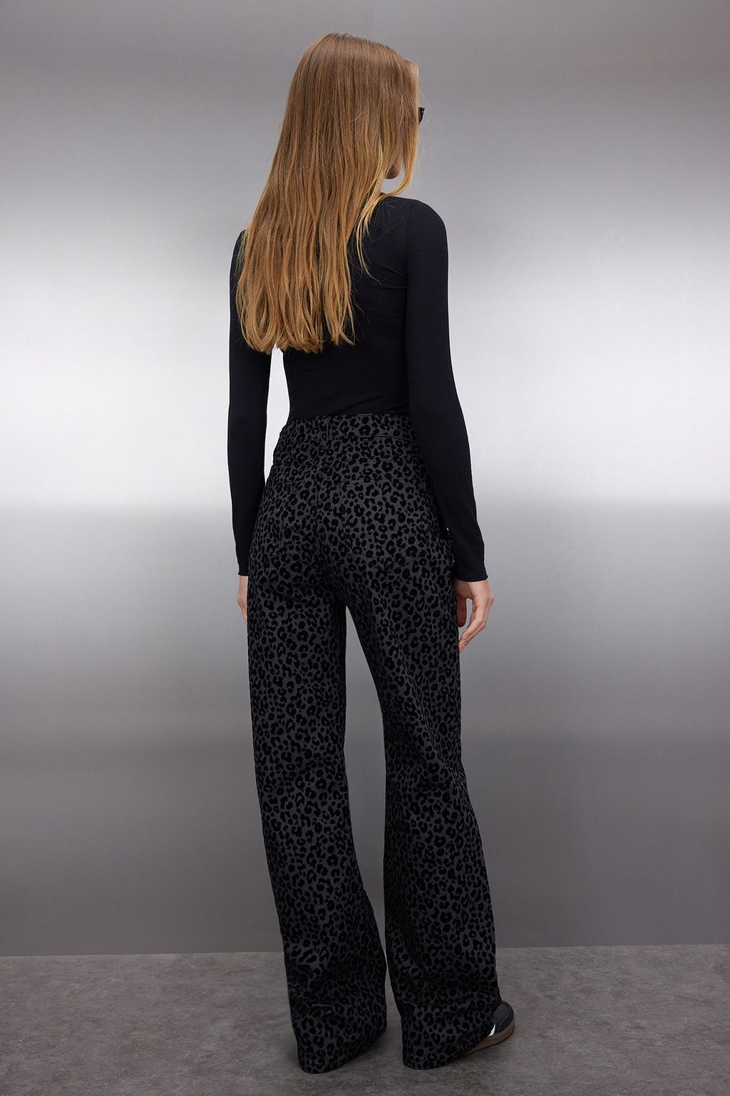 TRENDYOLMILLA Siyah Suet Gorunumlu Leopar Desenli Yuksek Bel Wide Leg Jeans TWOAW25JE00394 фото 4