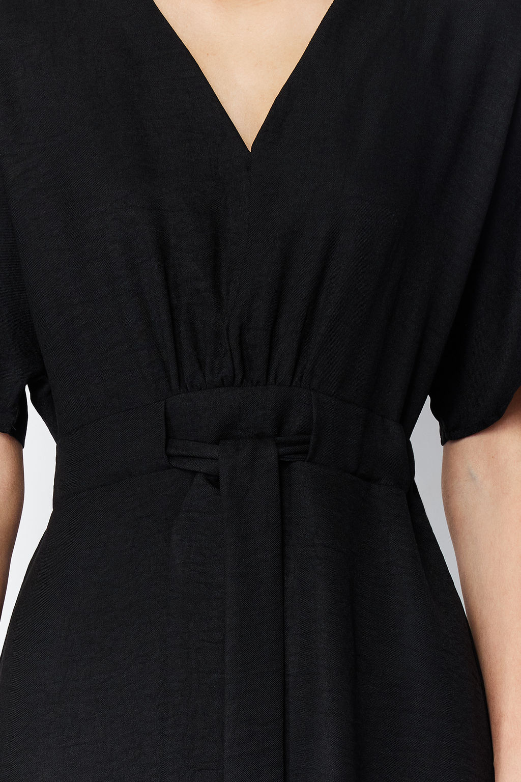 Siyah Baglama Detayl? A Kesim V Yaka Midi Dokuma Elbise TWOSS23EL01543