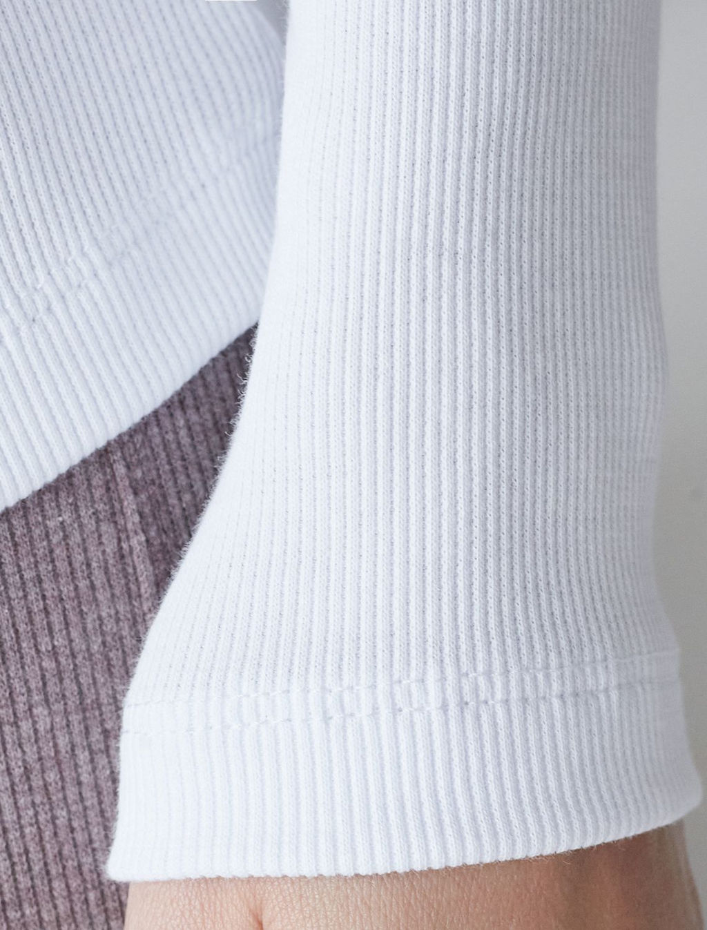 Лонгслив облегающий из фактурного трикотажа в рубчик с круглым вырезом на пуговицах - Vilatte фото 5