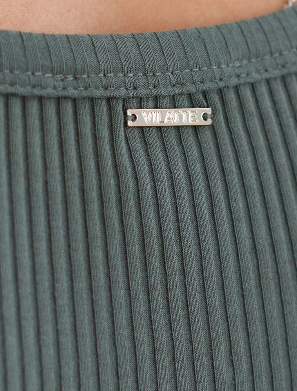 Топ из трикотажа в широкий рубчик