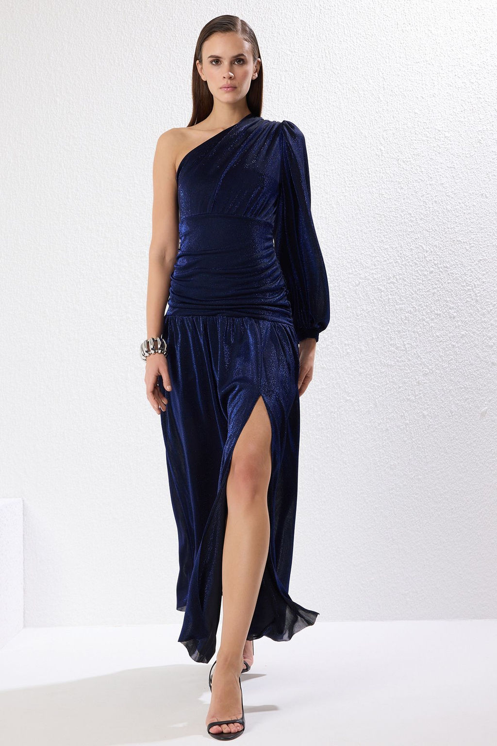 TRENDYOLMILLA Pudra Astarl? Par?lt?l? Tek Kol Uzun S?k Abiye Elbise TPRSS25AE00042  фото 2