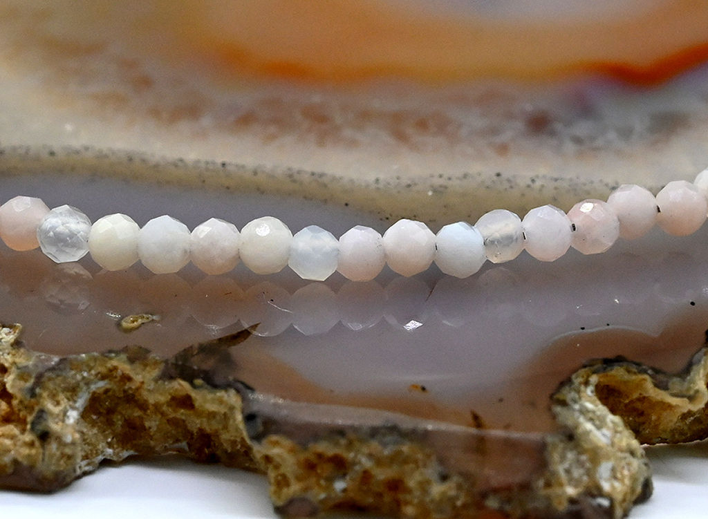 Браслет из опала розового шарик гр.2мм, 18см