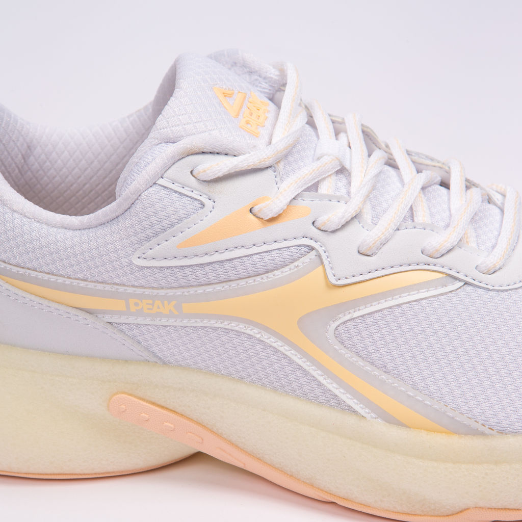 Кроссовки женские