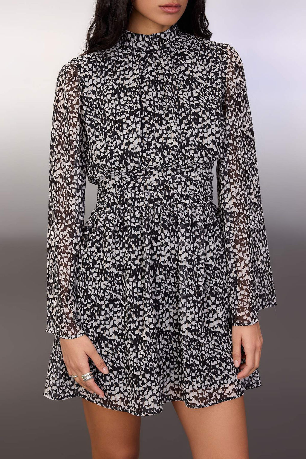 Siyah Geometrik Desenli Etegi Belden Ac?lan Sifon K?sa / Mini Dokuma Elbise TWOAW26EL00300