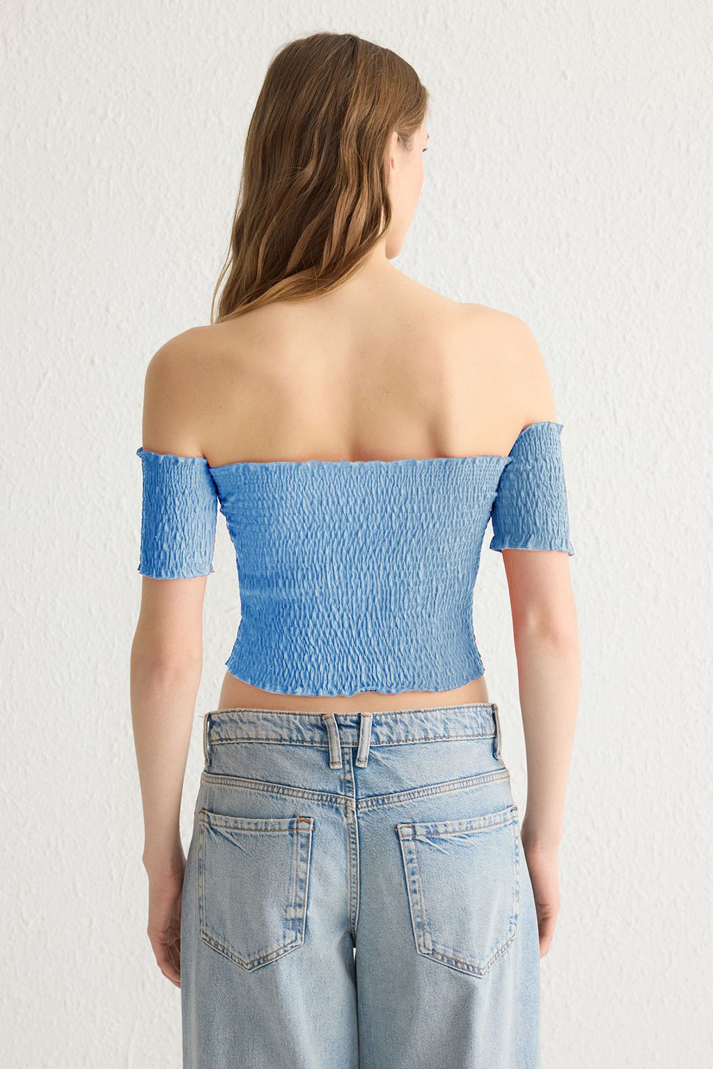 Ac?k Mavi Fitted/Vucuda Oturan Carmen Yaka Crop Gipeli Esnek Orme Bluz TWOSS25BZ00173 - Trendyolmilla фото 5