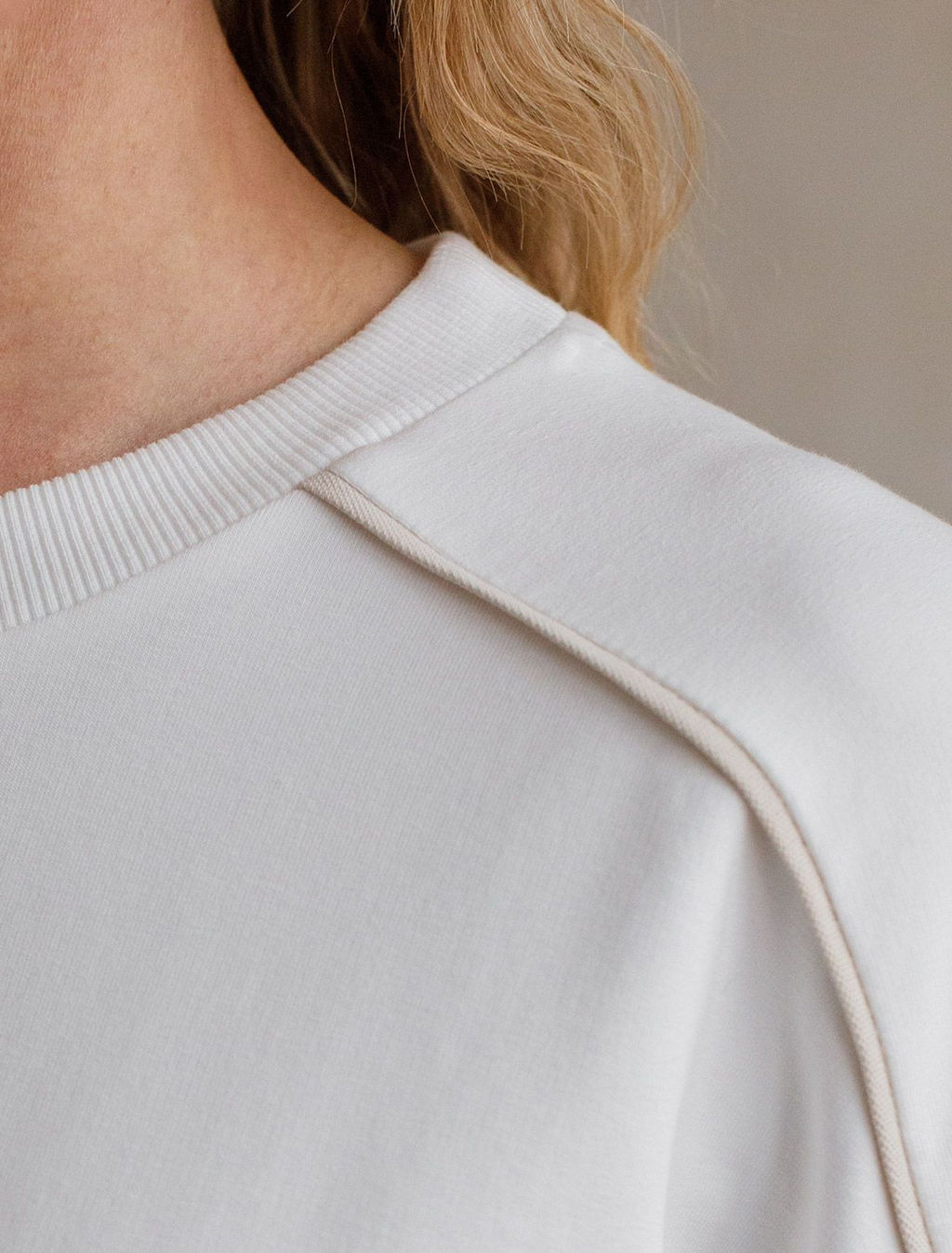 Свитшот с лампасами и разрезами из эластичного футера двухнитки без начеса