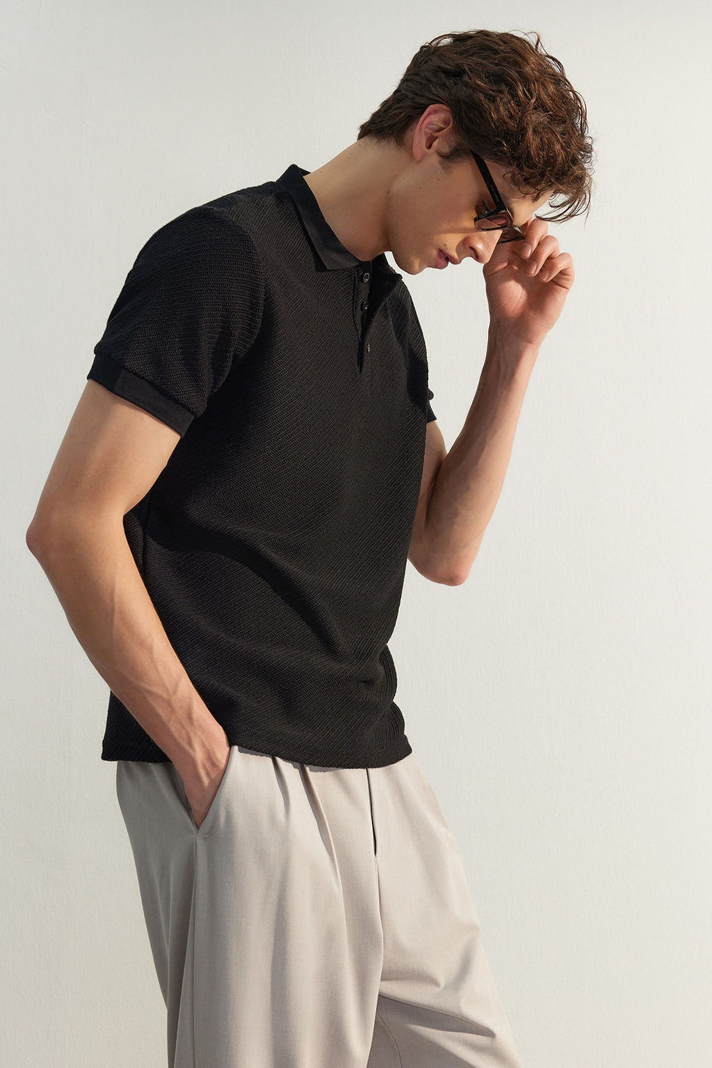 TRENDYOL MAN Beyaz Regular/Normal Kesim K?sa Kol Dokulu Dugmeli Polo Yaka T-shirt TMNSS23PO00018 - Trendyolmilla фото 2