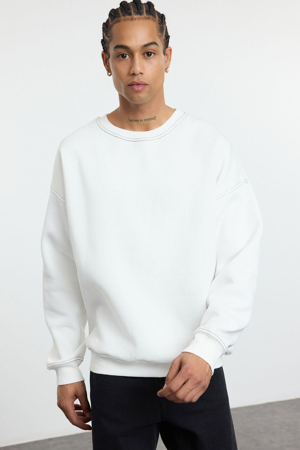 TRENDYOL MAN Antrasit Oversize/Genis Kesim Kontrast Dikis Detayl? Bisiklet Yaka Sweatshirt TMNAW24SW00011