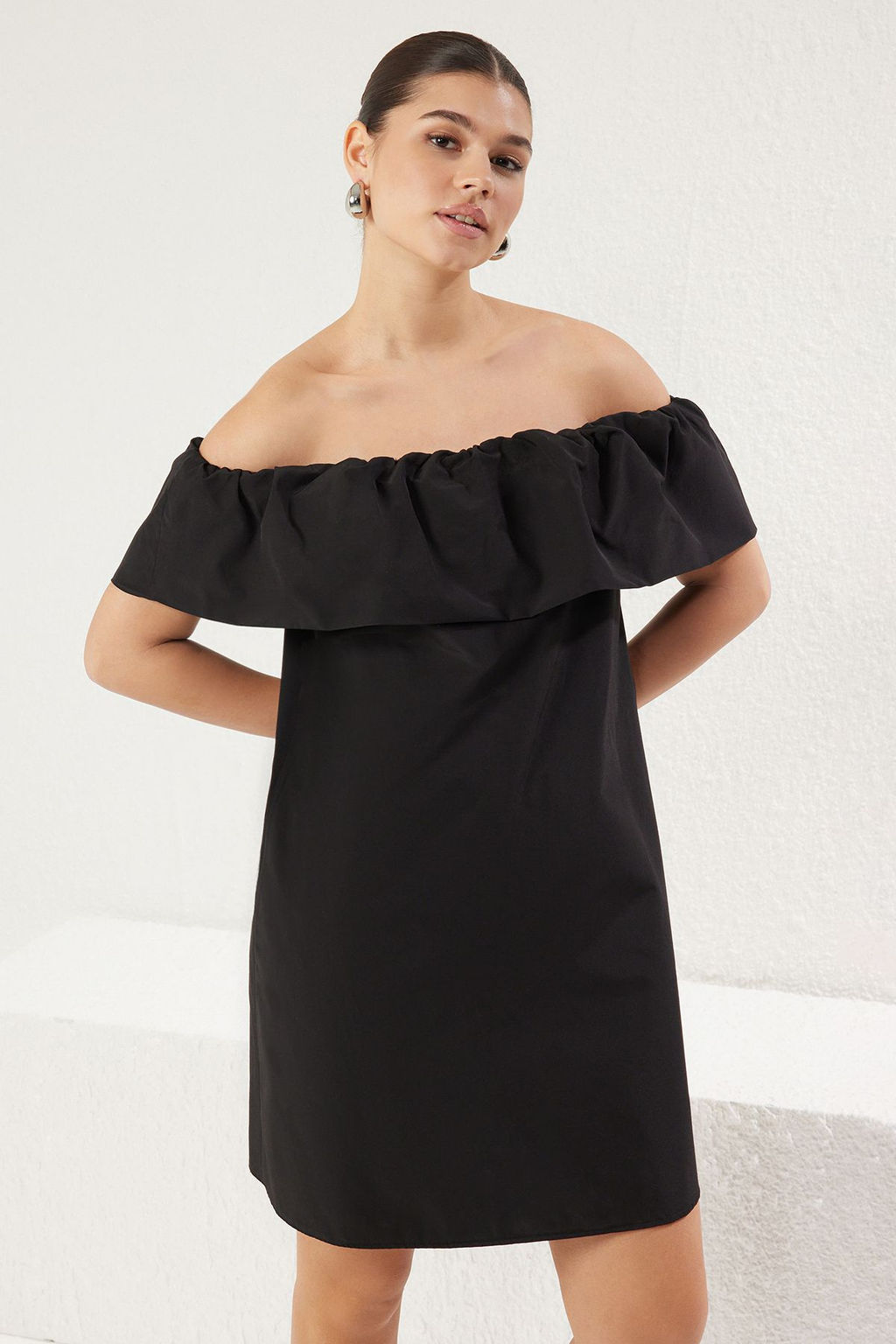 TRENDYOLMILLA Siyah Genis Kesim Poplin Carmen Yaka Lastik Detayl? Mini Dokuma Elbise TWOSS25EL00182