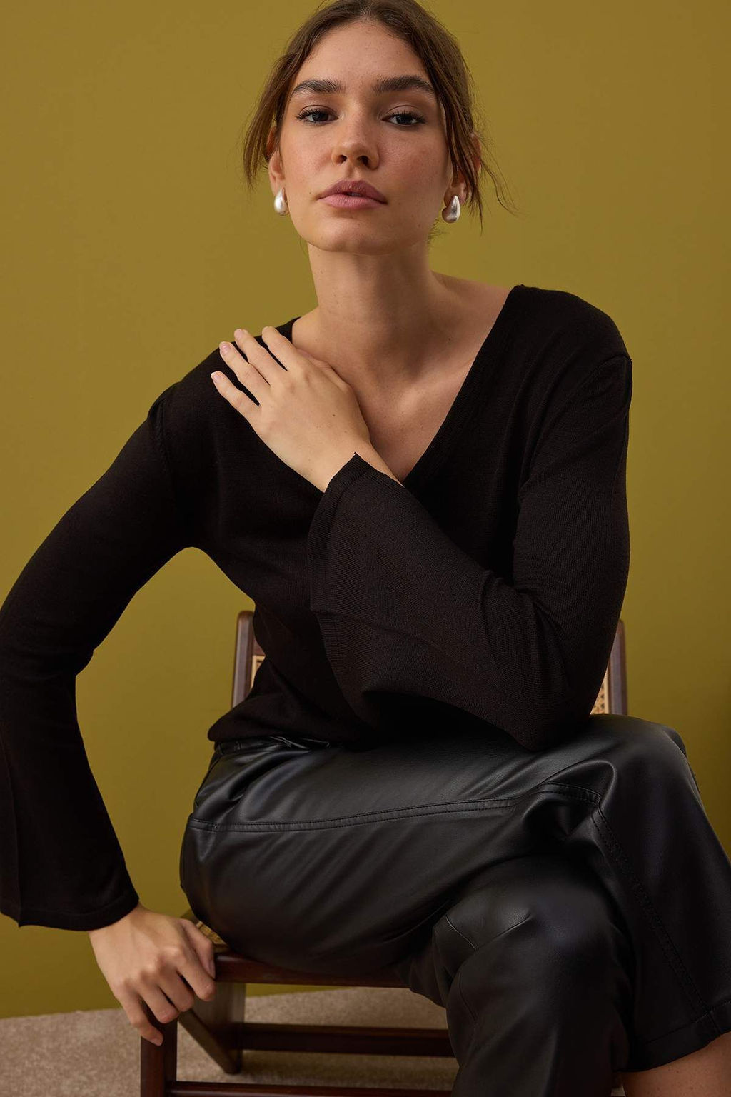 Siyah V Yaka Basic Triko Kazak | TWOAW26KZ00101