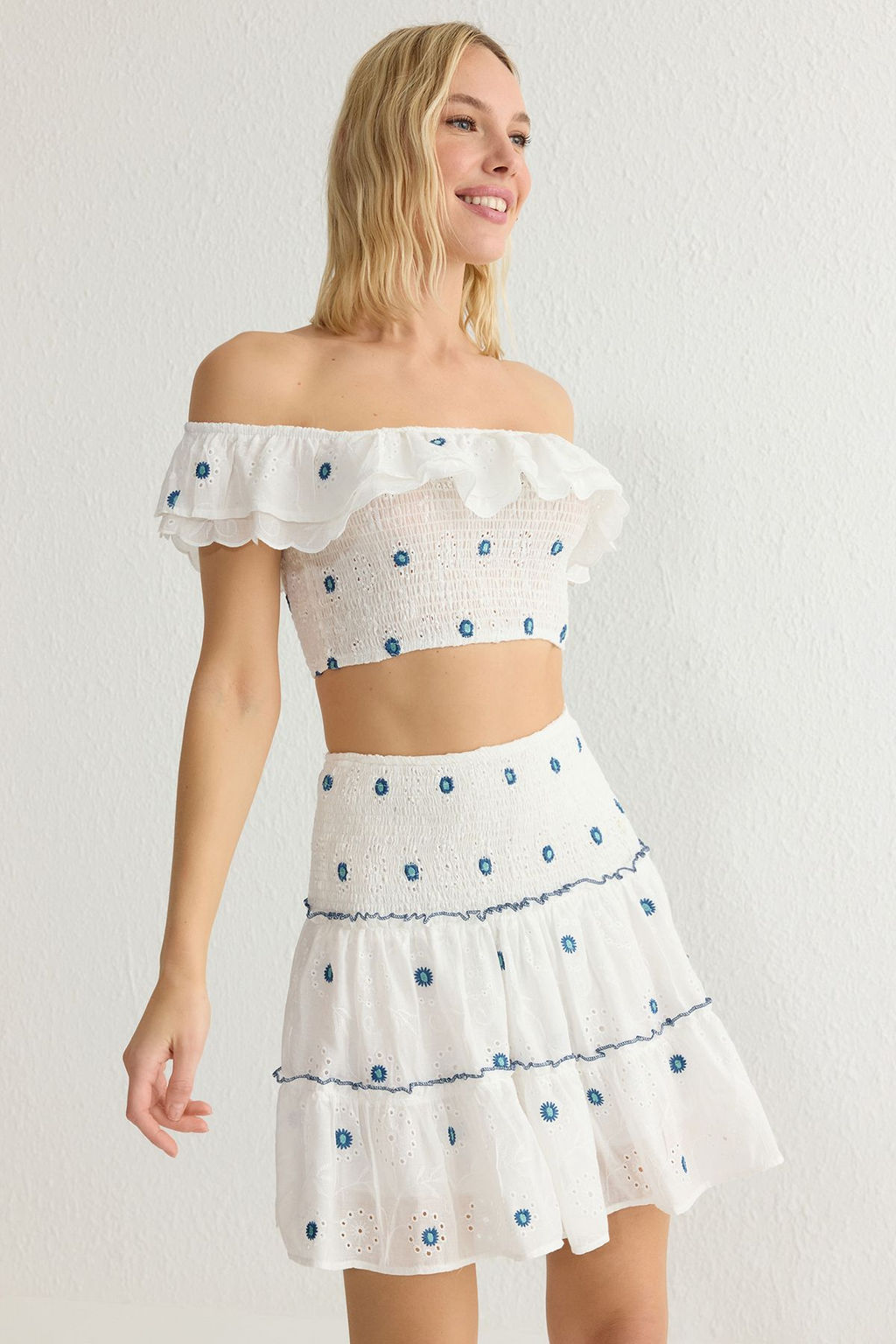 TRENDYOLMILLA Beyaz Brode Kumas Nak?s Detayl? Gipe ve Pileli Mini Boy Dokuma Etek TWOSS25ET00012 фото 3