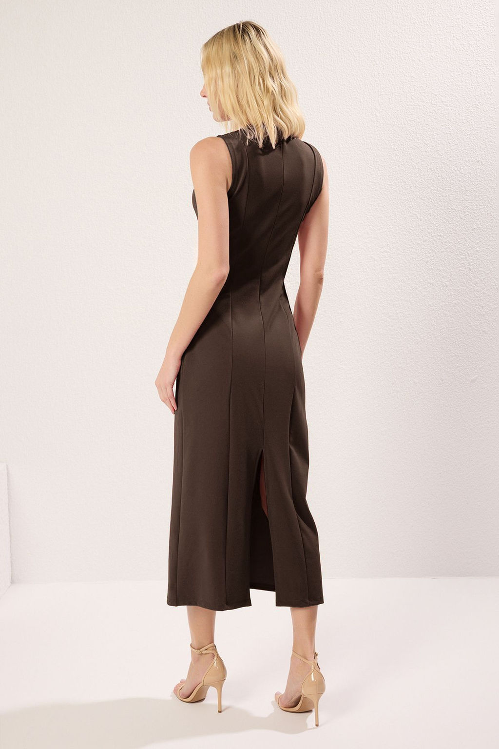 TRENDYOLMILLA Kahverengi Buzgu/Drape Detayl? Bodycone/Vucuda Oturan Ay Kol Midi Orme Elbise TWOSS25EL00229