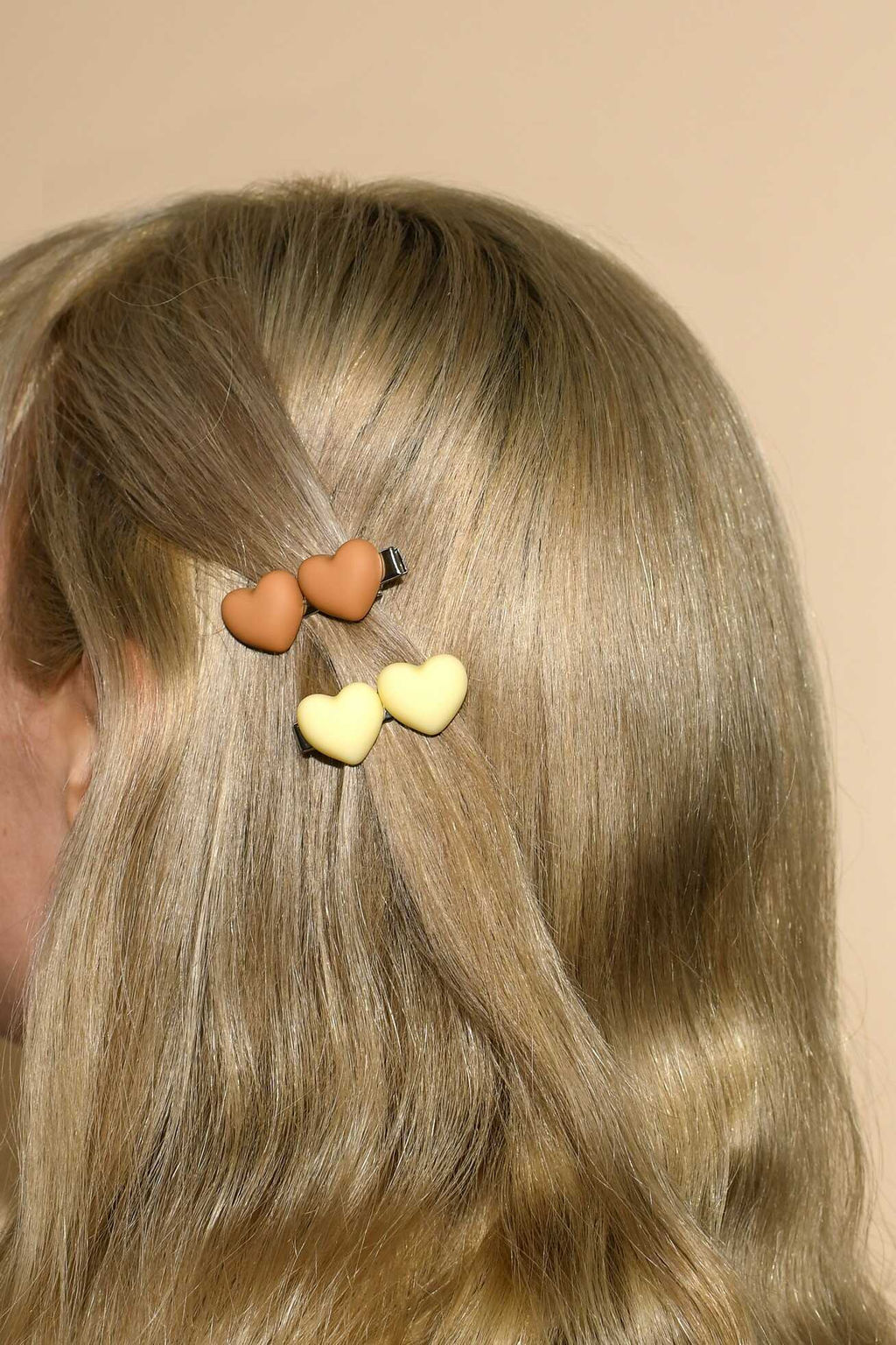 Набор заколок для волос зажим, арт. 71783 / 10 СЕРДЕЧКИ (в наборе: 2шт., 4 см, черный металл, полиметилметакрилат, цвет: коричневый, молочный, подложка из мелованного картона + ПЭТ-пакет с европодвесом)