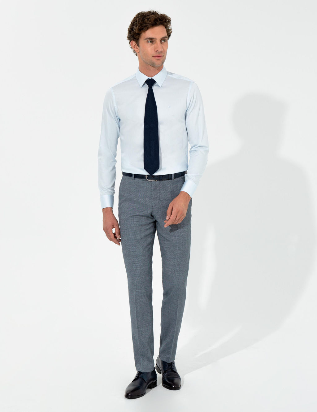 Голубая базовая рубашка зауженного кроя с длинным рукавом - Cacharel фото 4