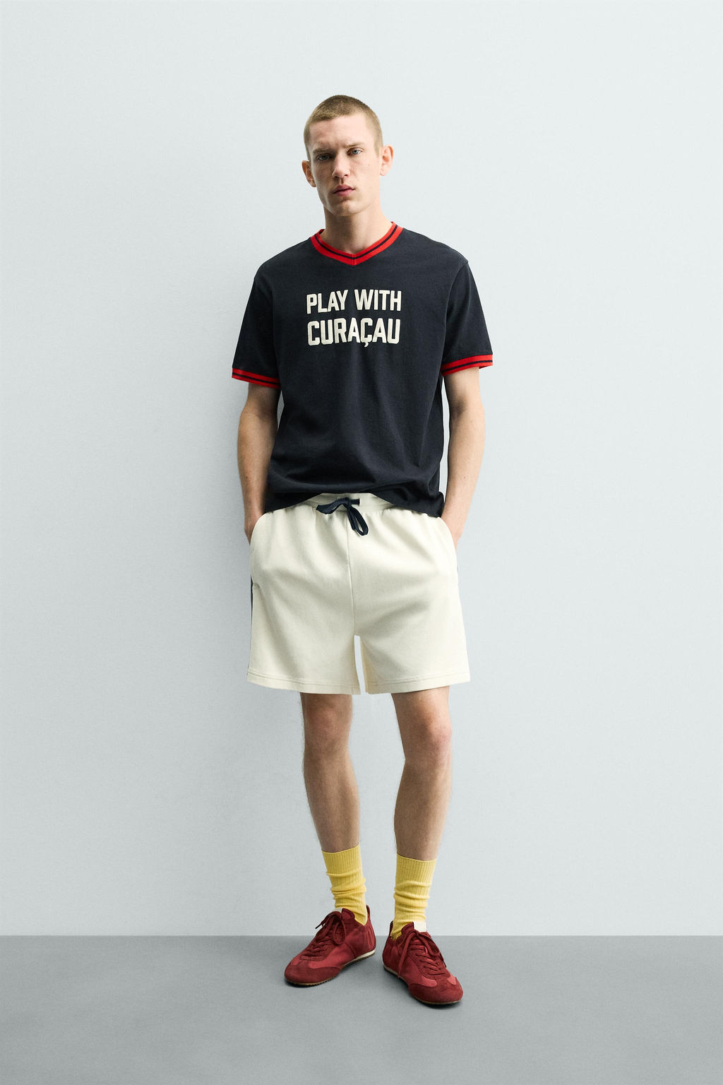CAMISETA CONTRASTE TEXTO ESTAMPADO / Marino