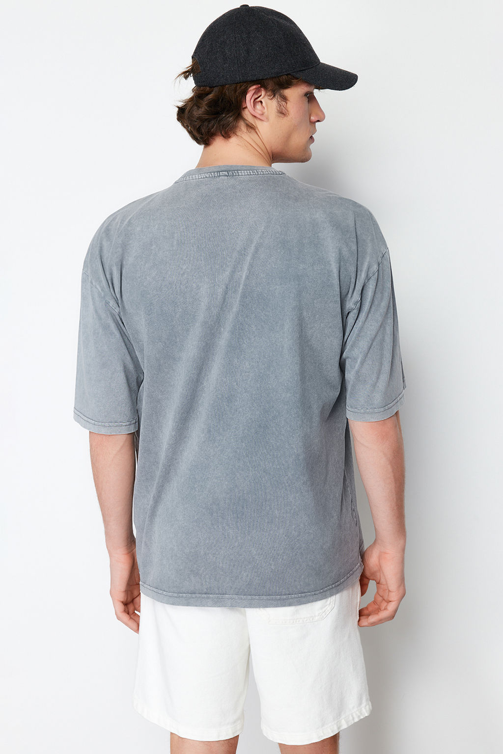 TRENDYOL MAN Gri Oversize/Genis Kesim Eskitme/Soluk Efektli %100 Pamuklu T-shirt TMNSS24TS00146 - Trendyolmilla фото 3