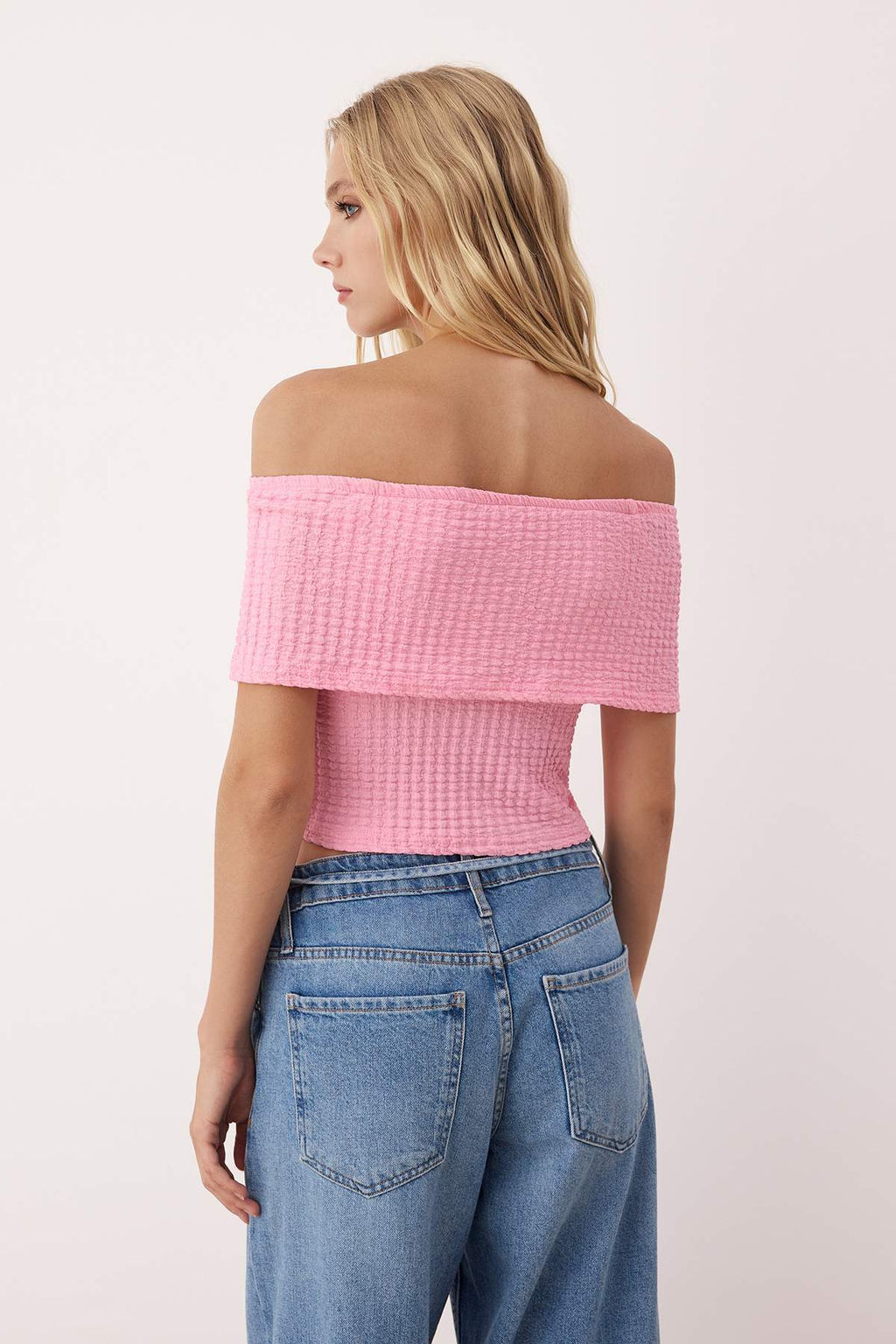 Pembe Dokulu Karmen Yaka Vucuda Oturan Crop Esnek Orme Bluz TWOSS25BZ00602