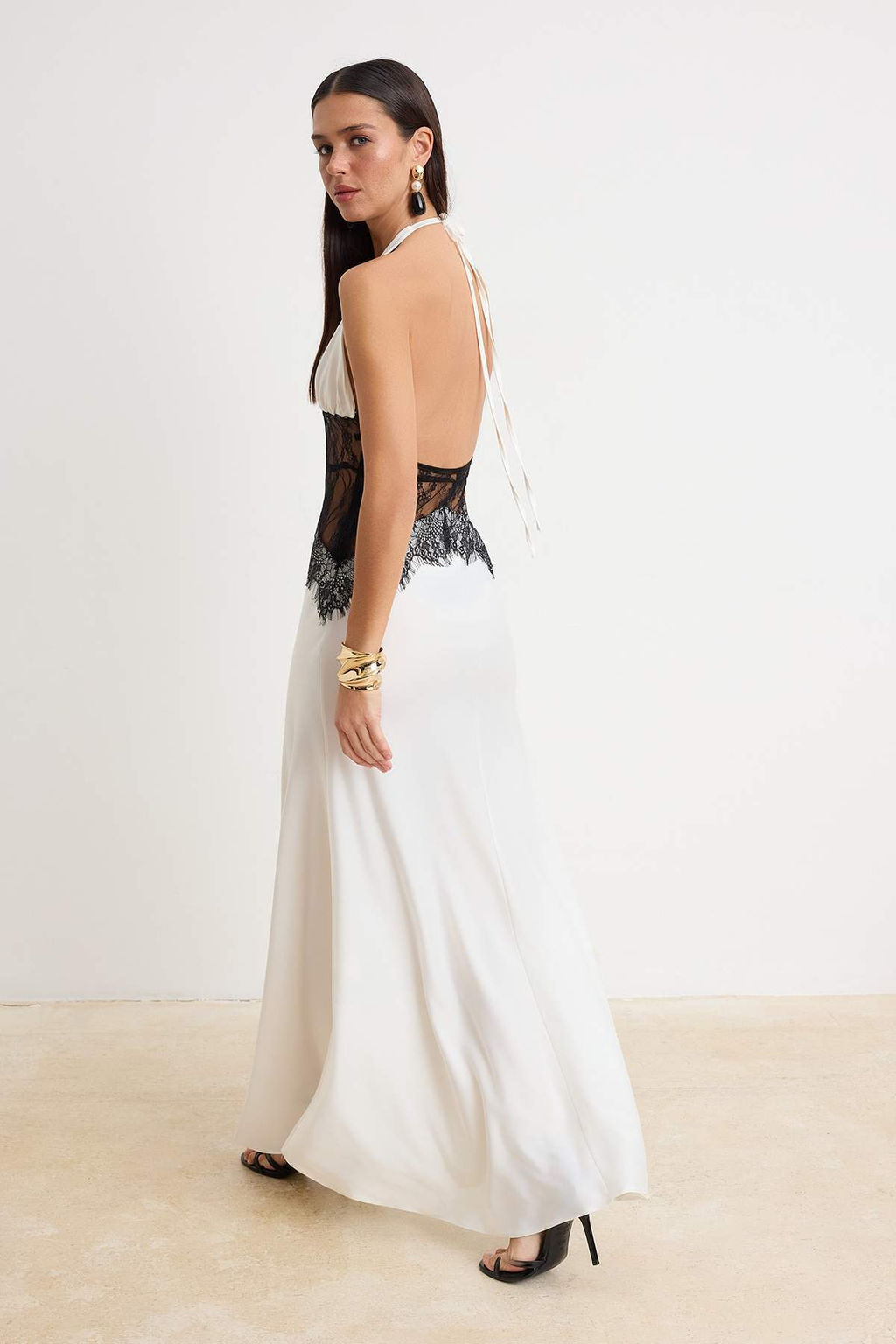 Beyaz Duz Siyah Dantel Detayl? Saten Maxi Abiye & Mezuniyet Elbisesi TPRSS26AE00214 - Trendyolmilla фото 4