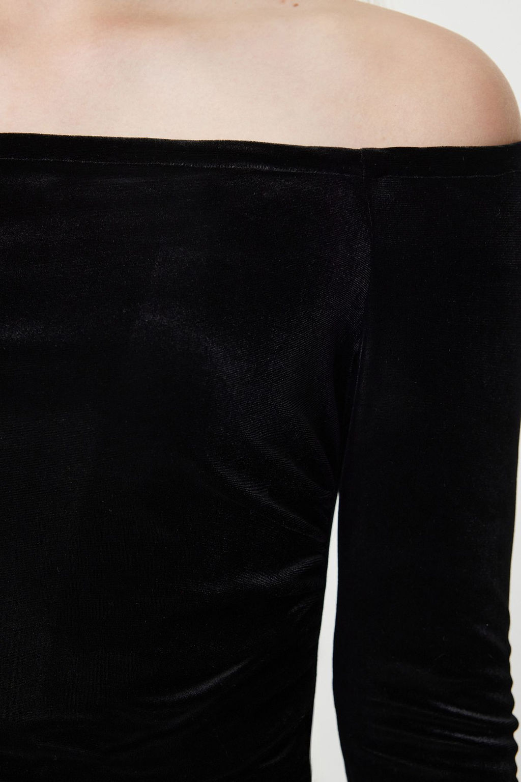 Trendyolmilla Siyah Vucuda Oturan Orme Kadife Midi Elbise TPRAW25EL00135 фото 4