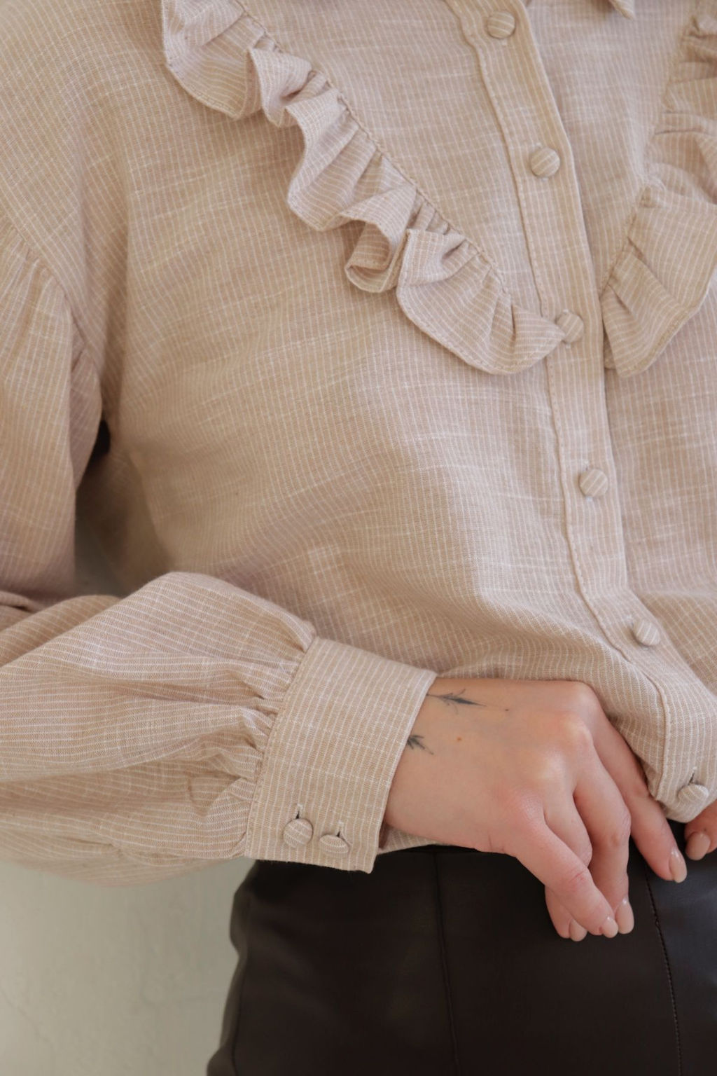 11070 Блуза с кокеткой и оборкой кремовая - Martichelli фото 6