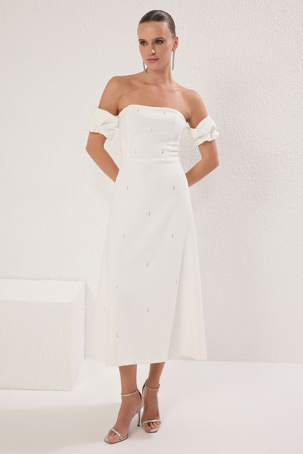 TRENDYOLMILLA Siyah Carmen Yaka Tas Bask? Detayl? Dokuma Midi S?k Elbise TPRSS25EL00243