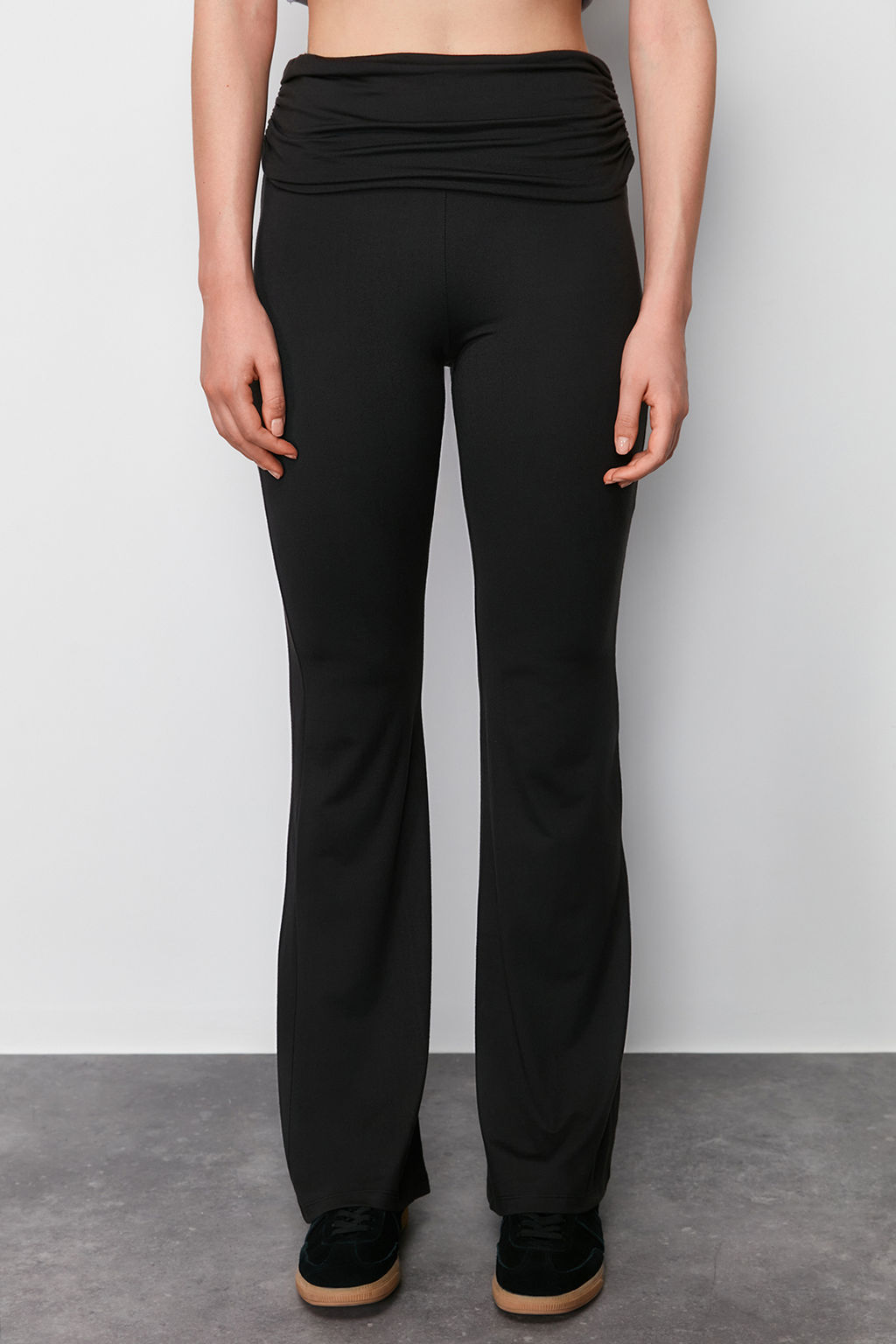 Siyah Yumusak Kumasl? Bel Detayl? Flare/Ispanyol Paca Pantolon TWOSS24PL00120 - Trendyolmilla фото 4