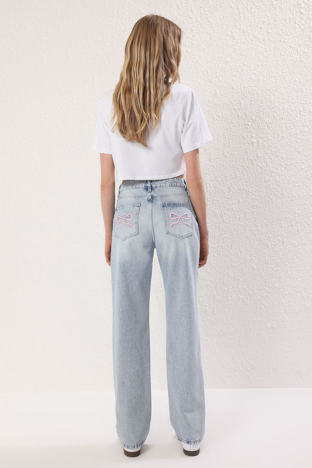 Trendyolmilla Ac?k Mavi More Sustainable Kurdele/Fiyonk Nak?s Detayl? Dusuk Bel Wide Leg Jeans TWOSS25JE00233  фото 5
