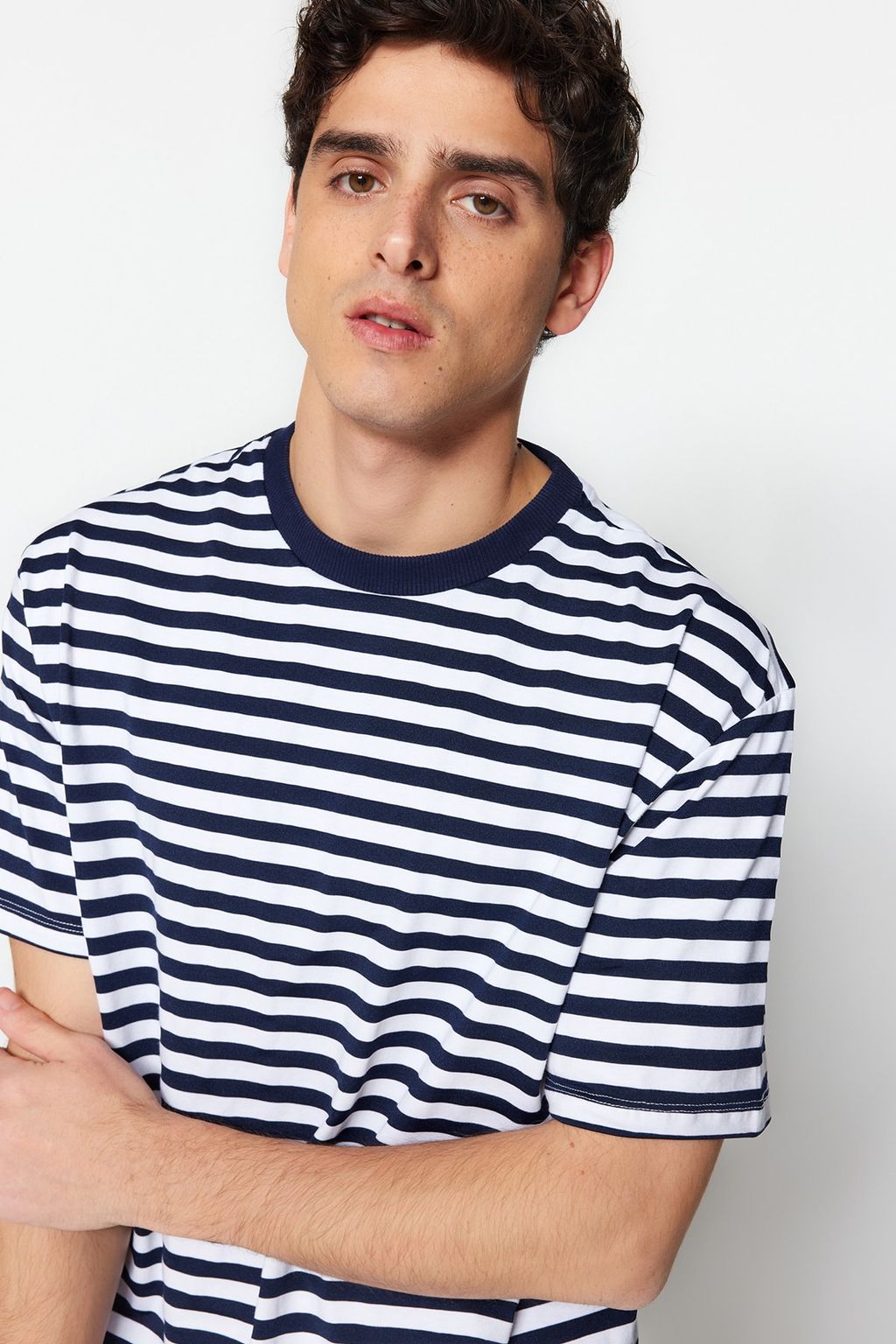 TRENDYOL MAN Siyah Oversize/Genis Kesim Cizgili K?sa Kol T-Shirt TMNSS20TS0511 - Trendyolmilla фото 5