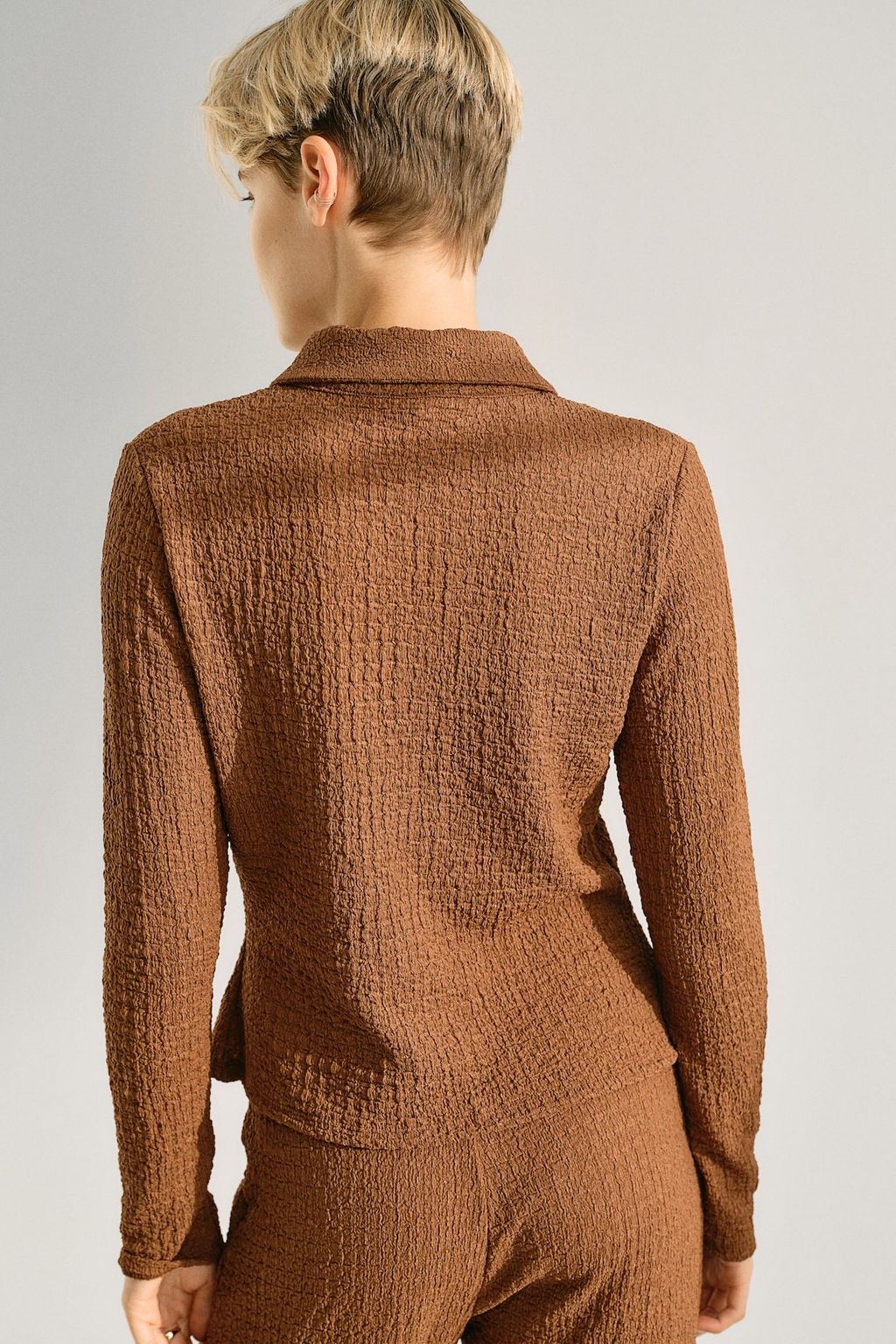 Camisa ajustada con efecto arrugado - H&m фото 4