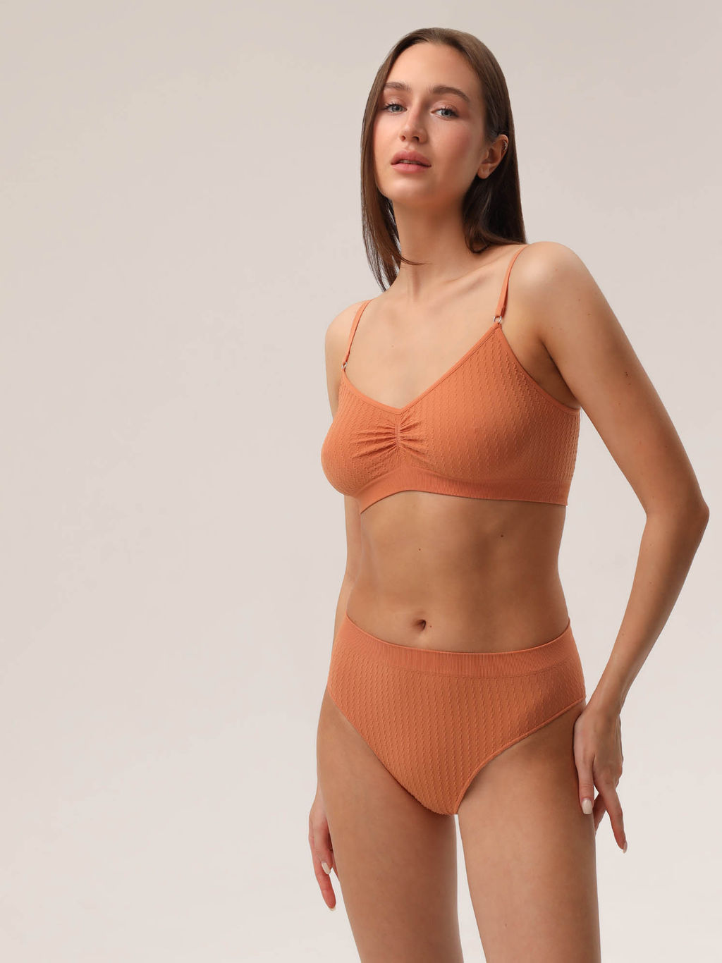 Топ женский на тонких бретелях с плетением цепочка HOME COLLECTION - Rossoporpora фото 44