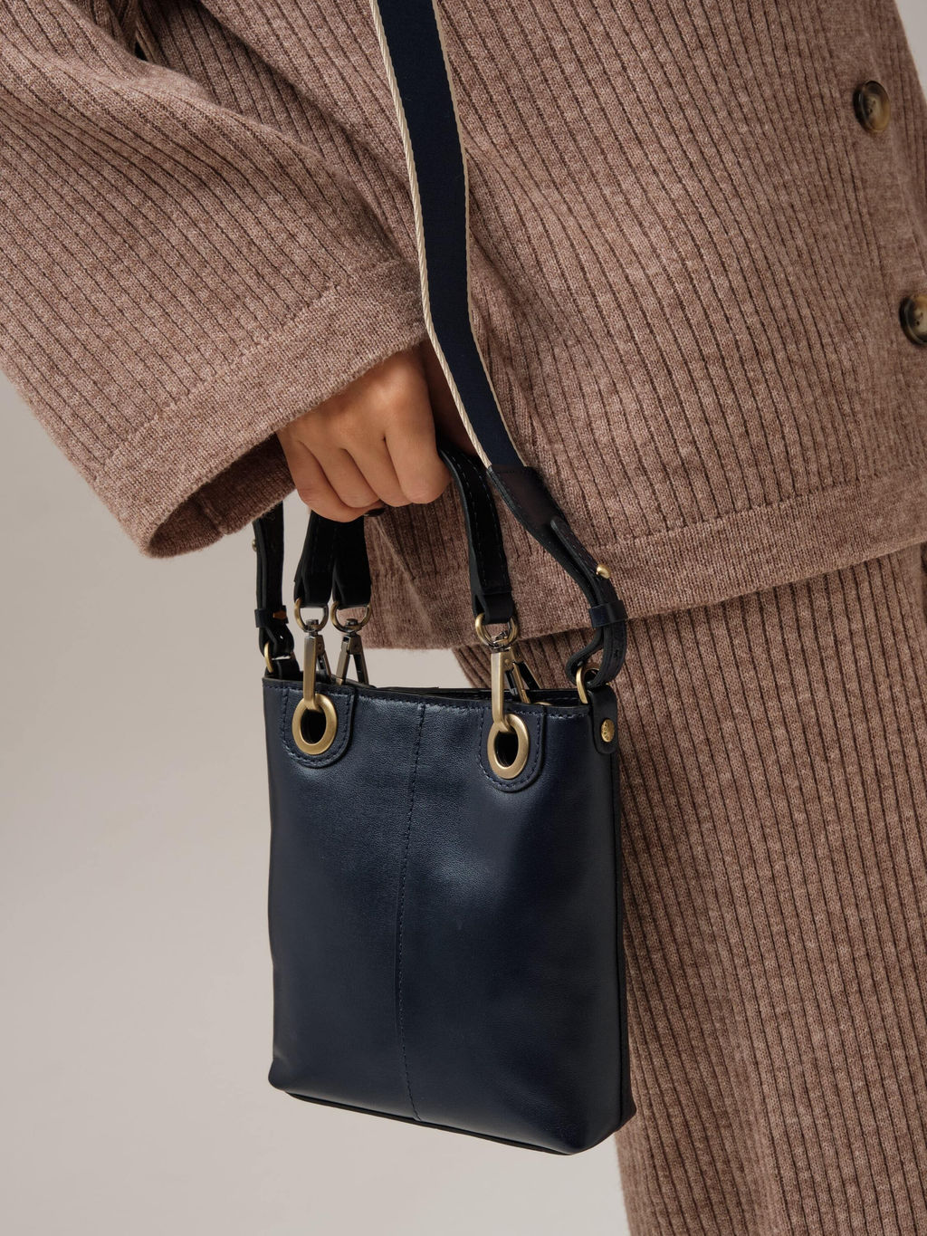 Сумка кожаная кросс-боди Deboro 30347 синие чернила/фавола