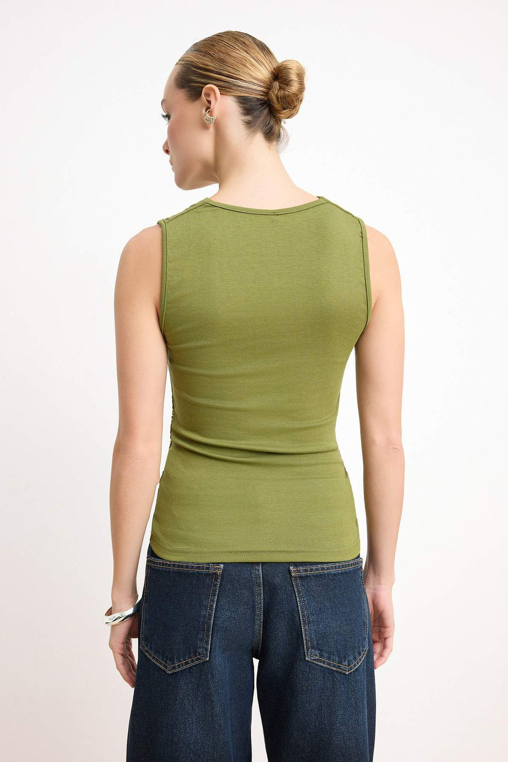 Haki Fitted/Vucuda Oturan Degaje Yaka Kolsuz Yumusak Orme Bluz TWOSS26BZ00523 - Trendyolmilla фото 4