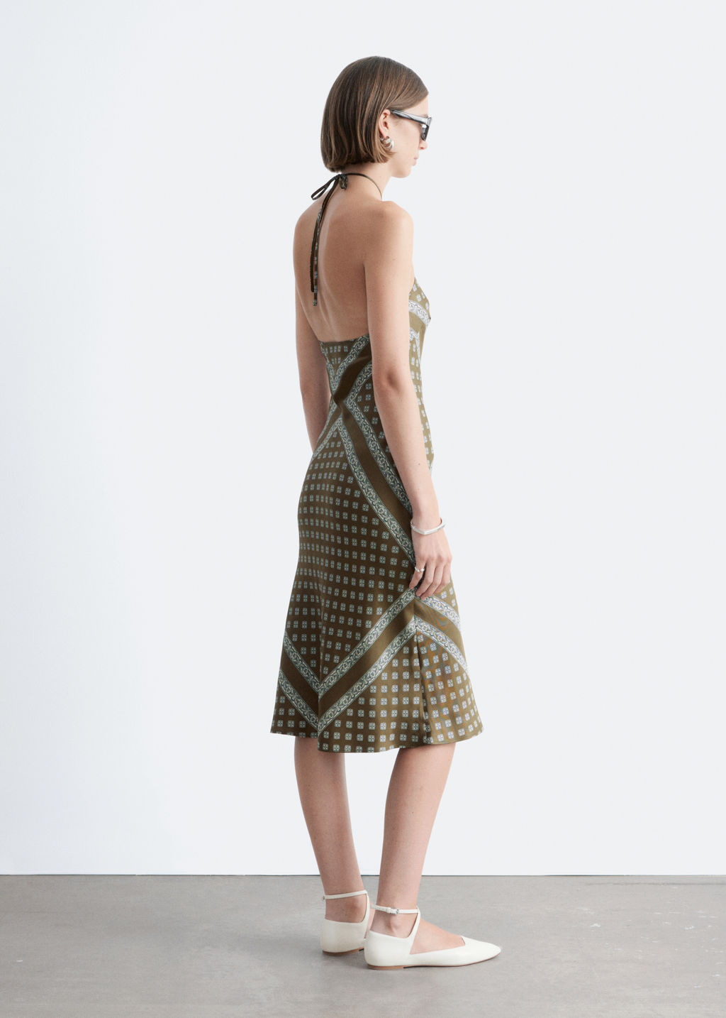 Vestido midi de seda con cuello halter - H&m фото 3