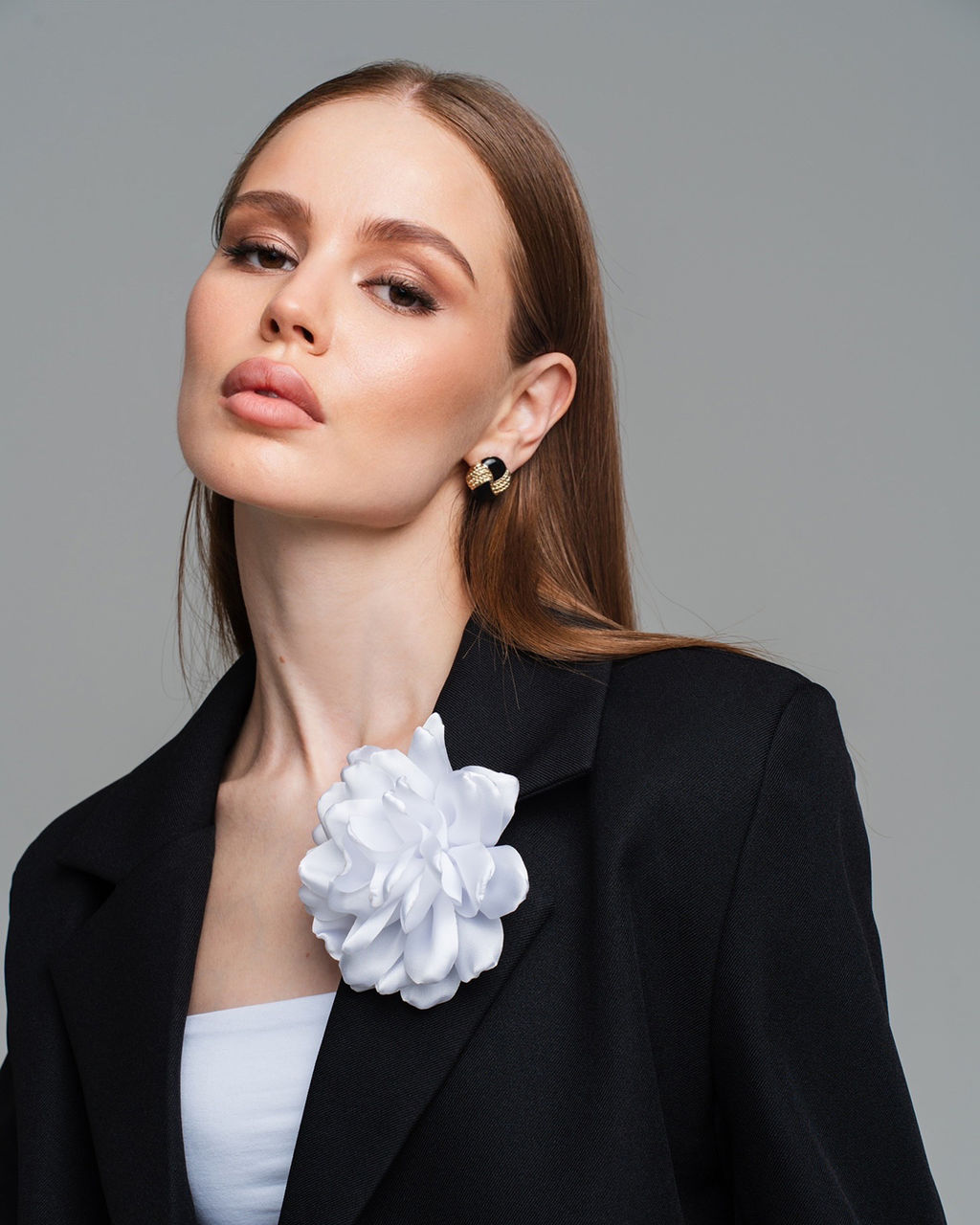 Объемная брошь из органзы