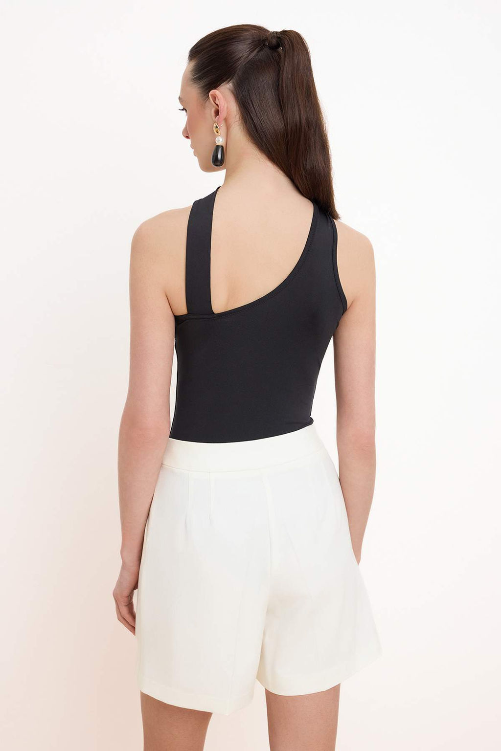 Siyah Duz Fitted Asimetrik Yaka Kolsuz C?tc?tl? Esnek Orme Body TWOSS26BD00017 - Trendyolmilla фото 4