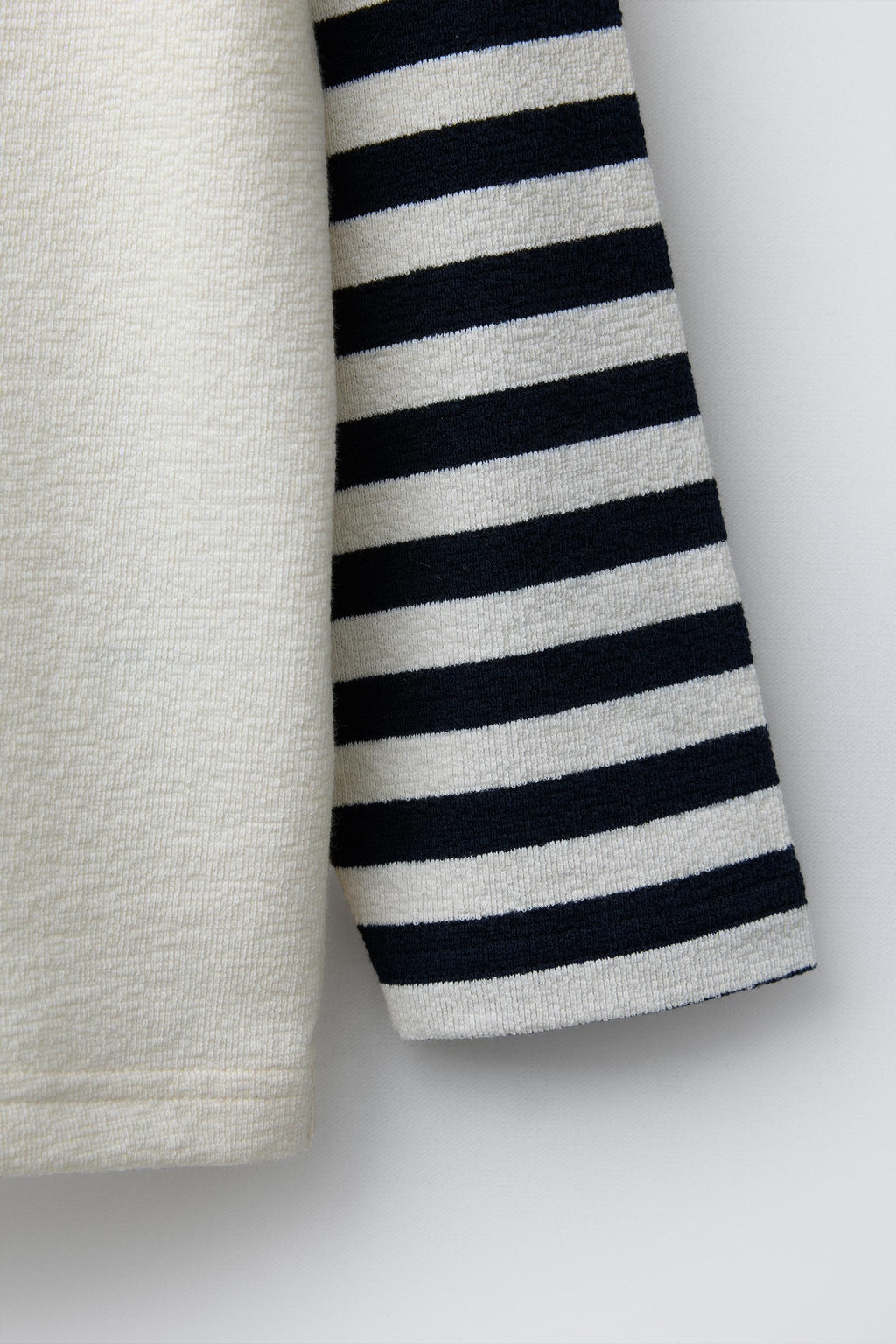 STRIPED SLEEVE STRUCTURE T-SHIRT