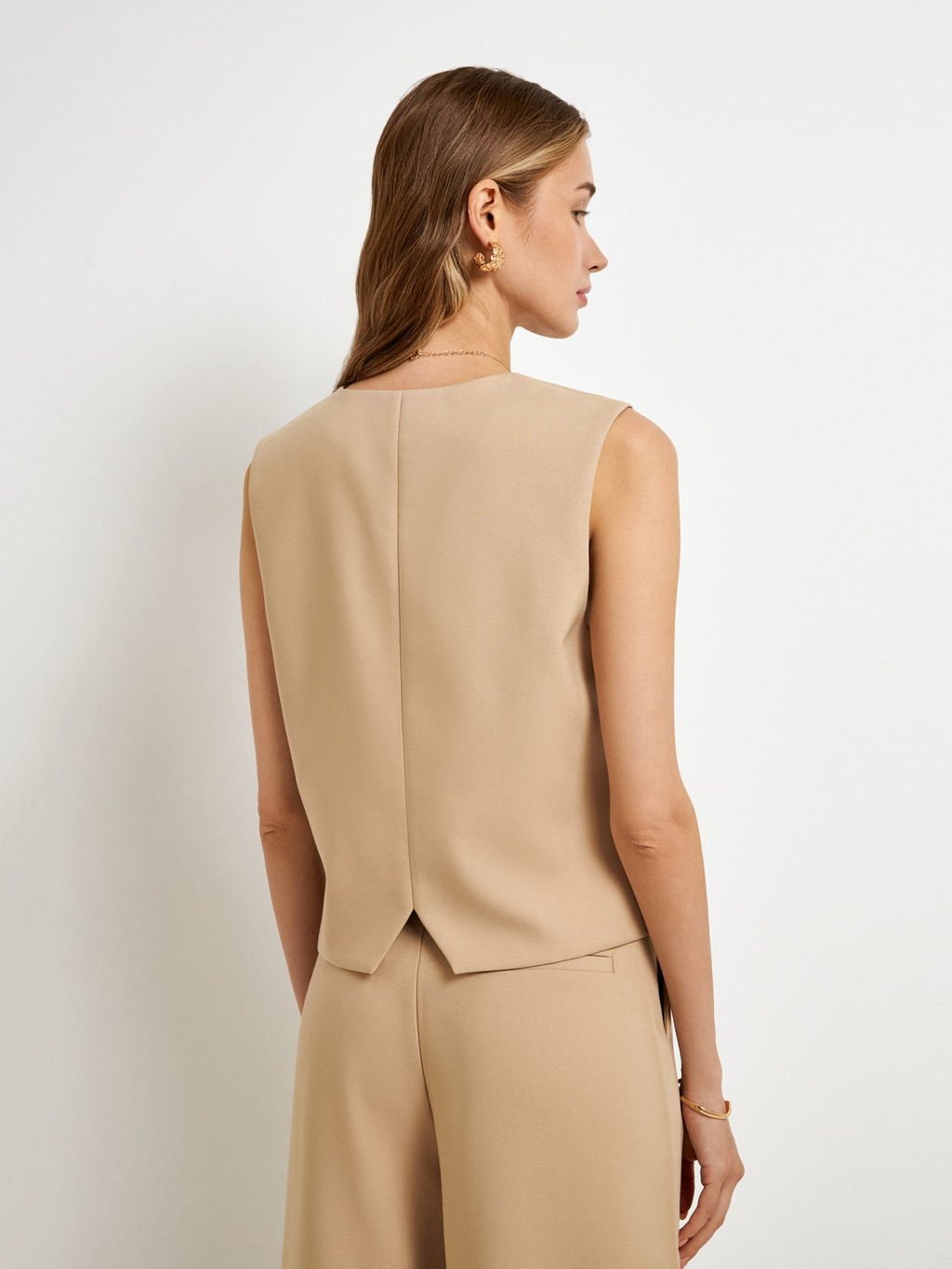 10200130369 Жилет жен. Izzy_vest бежевый - Concept club фото 2