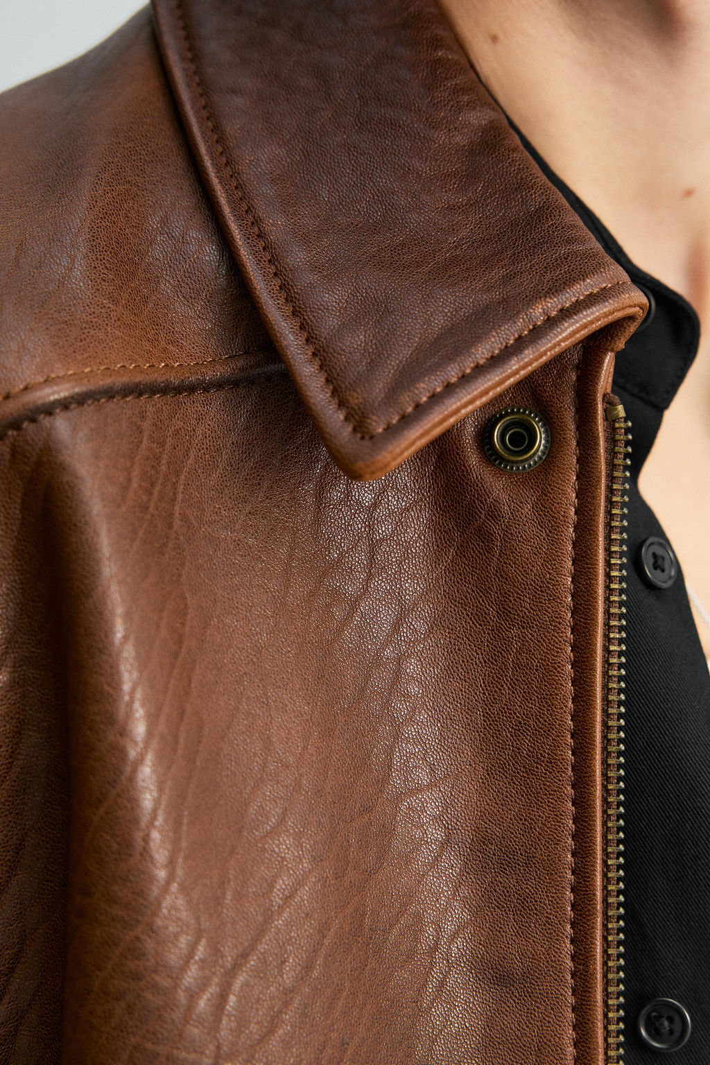 VINTAGE-EFFECT LIMITED EDITION LEATHER JACKET - Zara фото 6