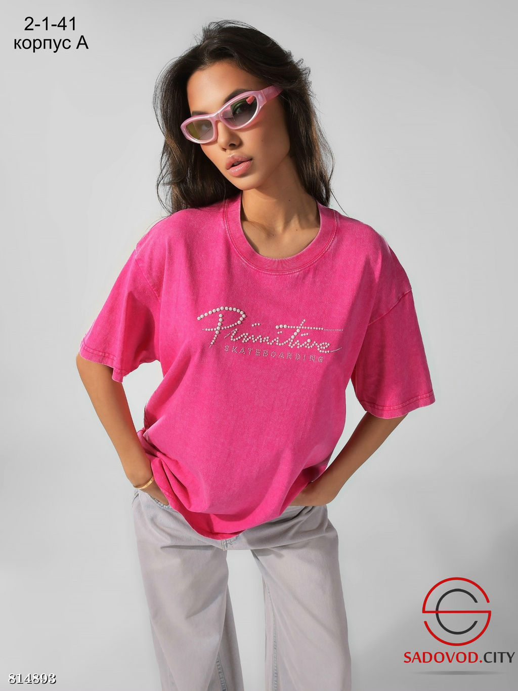 Женская футболка с эффектом варёнки и стильным принтом из страз