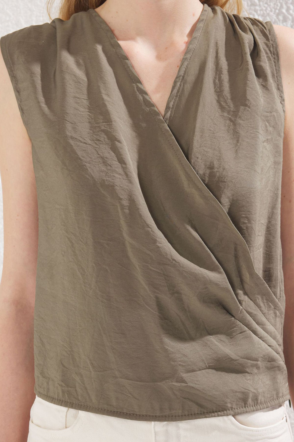Trendyolmilla Haki Modal Omuzlar? Buzgulu Drapeli Anvelop Dokuma Bluz TWOSS25BZ00246