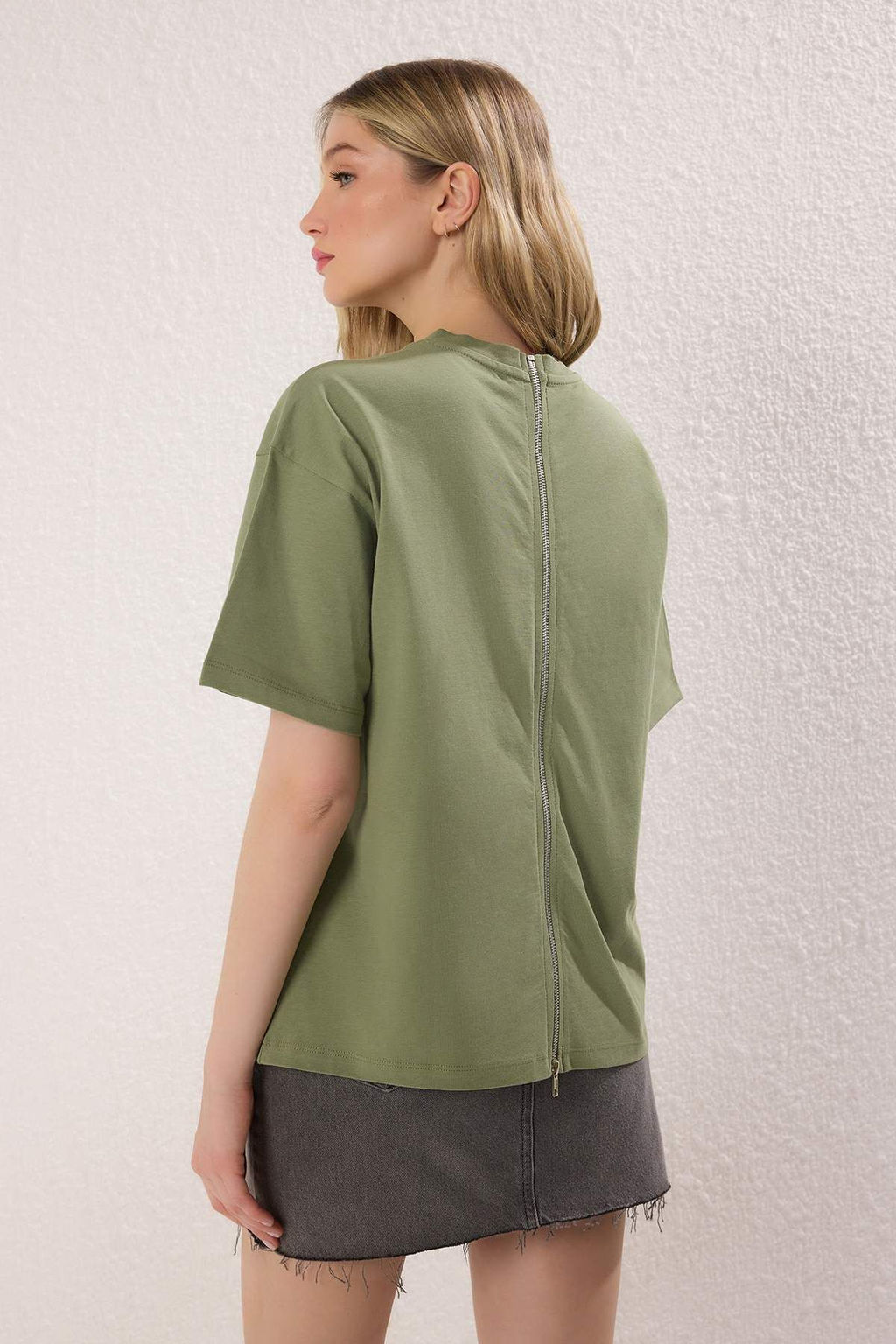 TRENDYOLMILLA Beyaz %100 Pamuk Fermuar Detayl? Relaxed/Rahat Kal?p Orme T-Shirt TWOSS24TS00272  фото 4