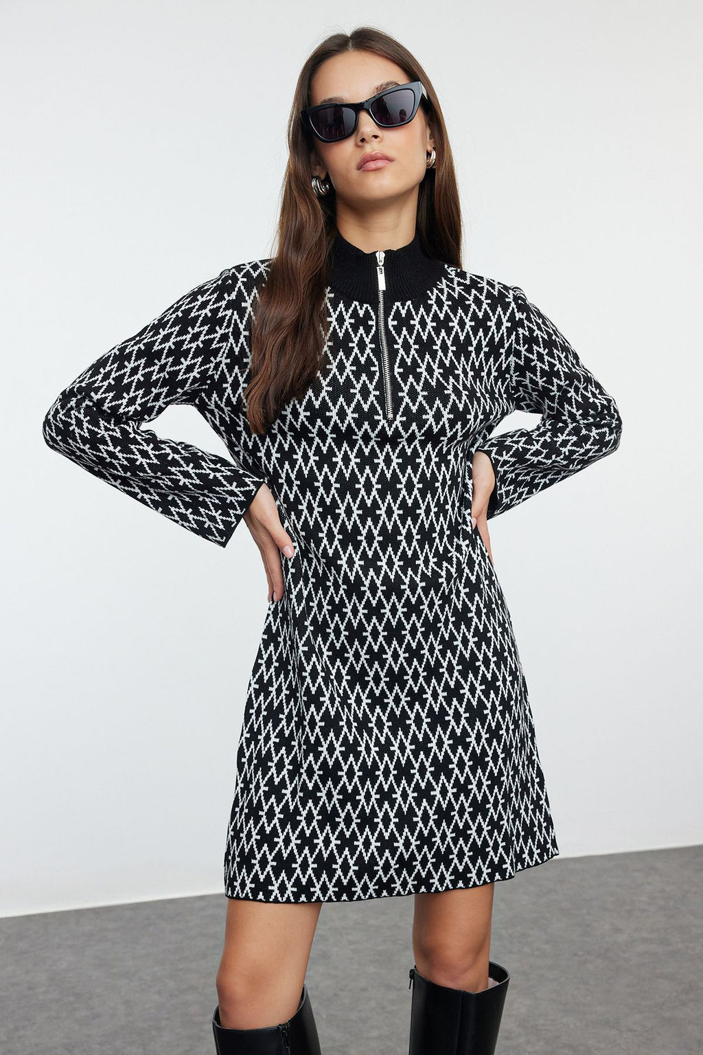 Trendyolmilla Siyah Mini Triko Geometrik Desenli Elbise TWOAW25EL00008 фото 2