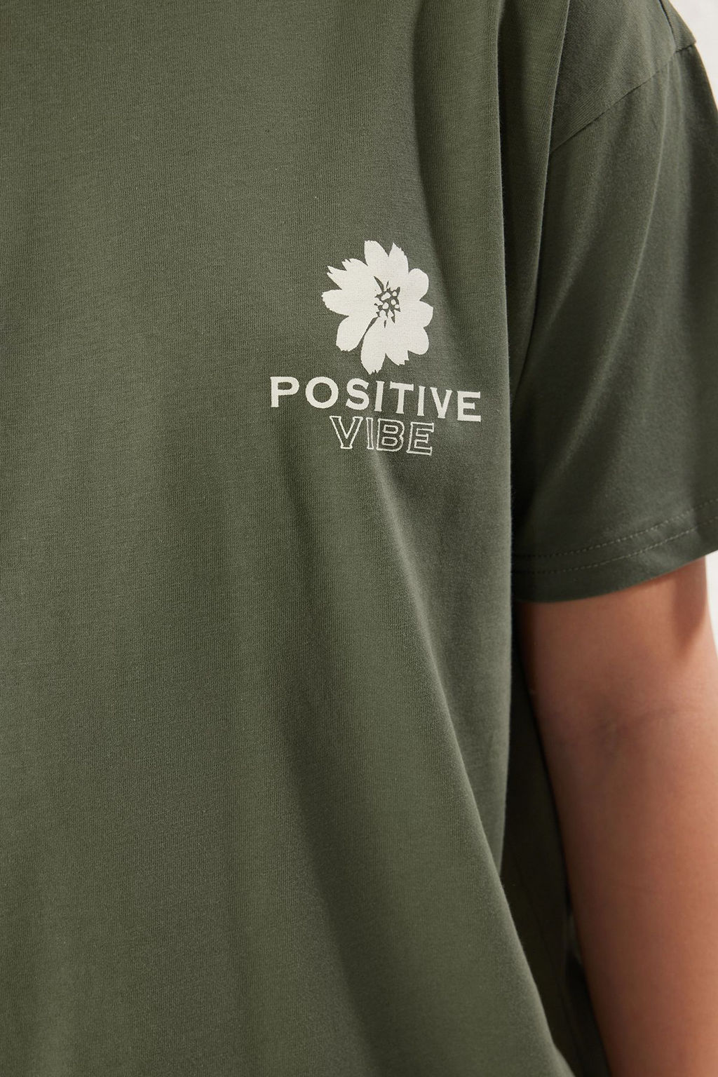 Haki %100 Pamuk S?rt Bask?l? Oversize/Genis Kal?p Bisiklet Yaka Orme T-Shirt TWOSS23TS00321